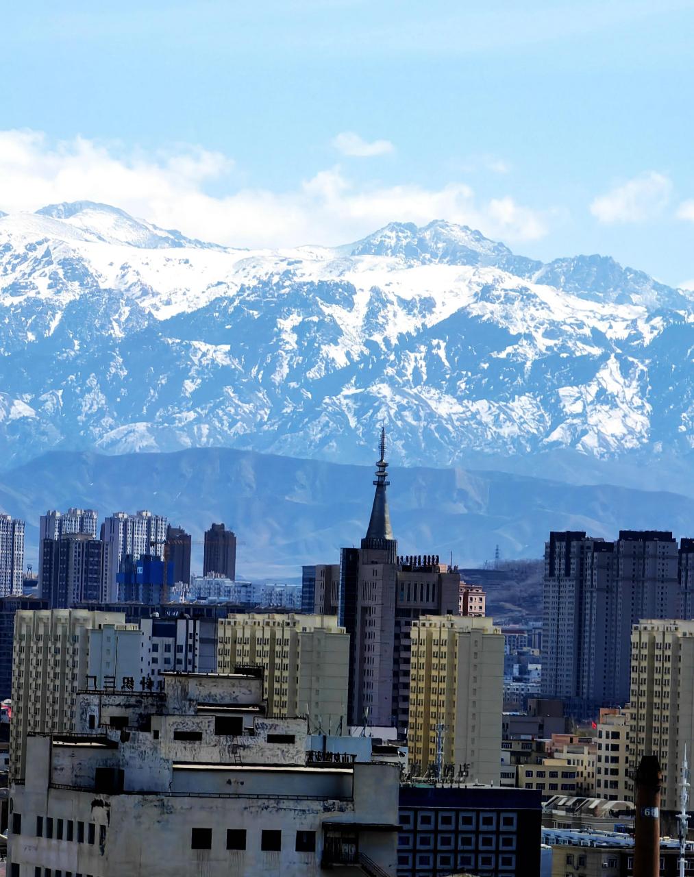 乌鲁木齐,是一座雪山下的城市.