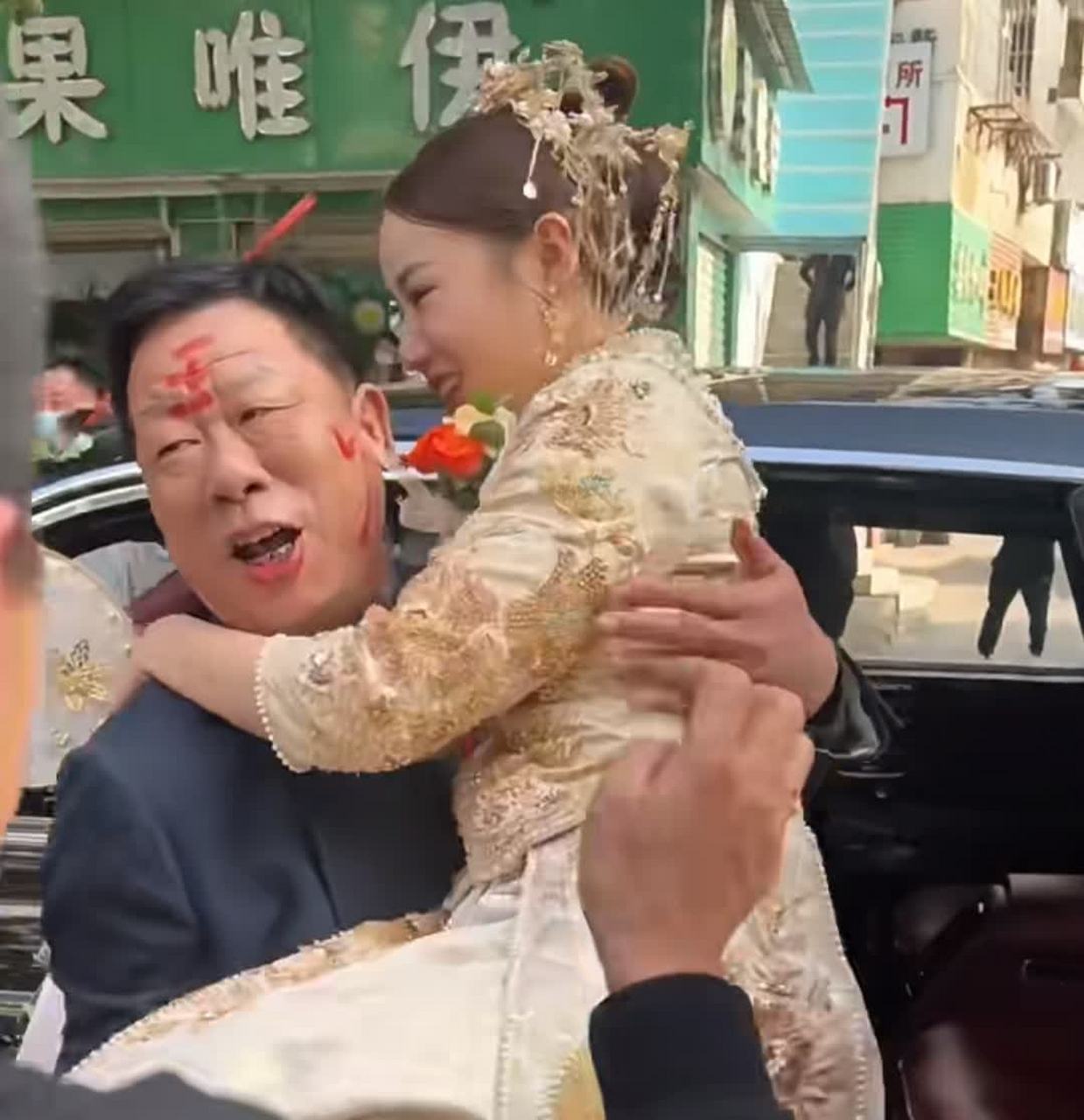 在湖北,很多地方都有公公背老婆或者抱媳妇进屋的习俗.