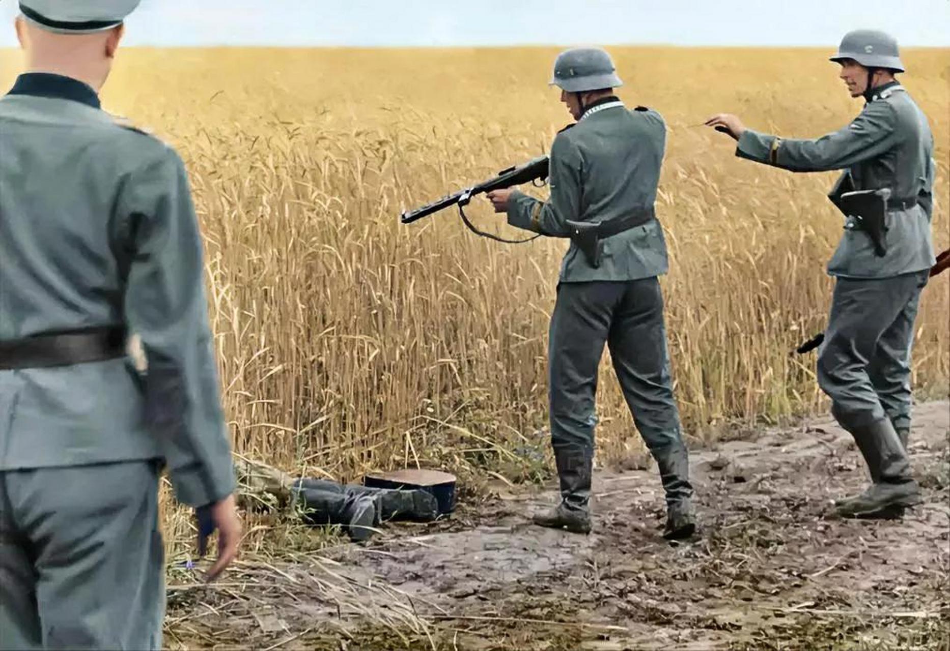 1941年,二战东线战场,一名被俘的苏联狙击手试图逃跑,被德国士兵开枪