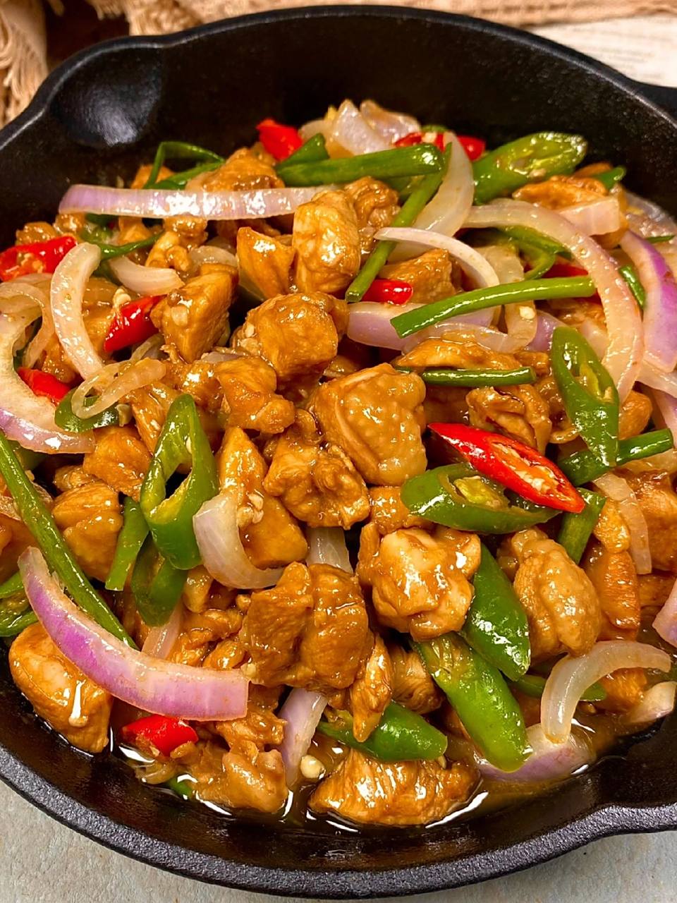 这道洋葱炒鸡腿肉真的香得嘞～洋葱味浓郁,鸡腿肉鲜嫩多汁,香香辣辣的