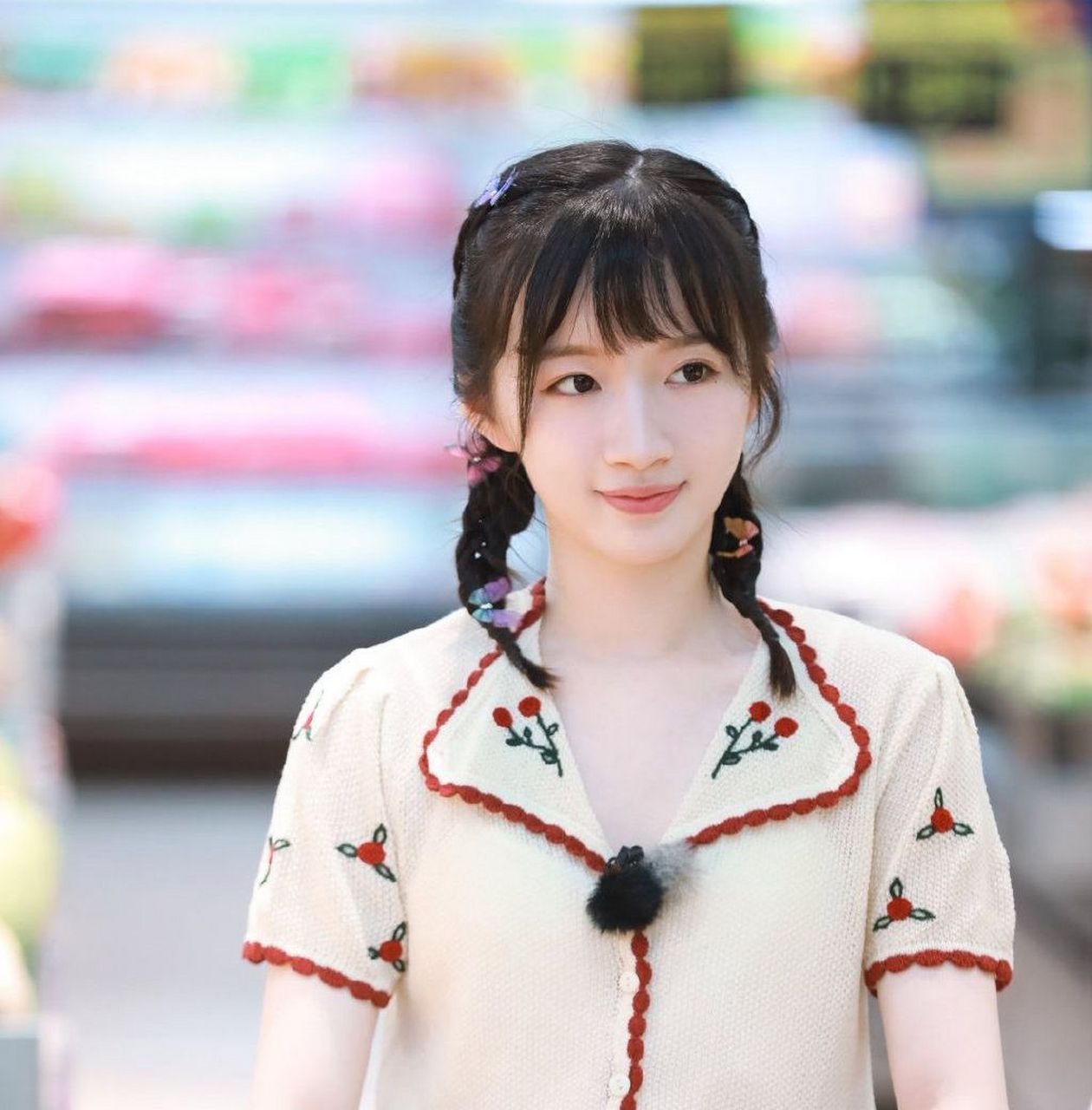 主持人专业出身的李浩菲出演《欢乐颂3》一直饱受争议,从表面上看,她