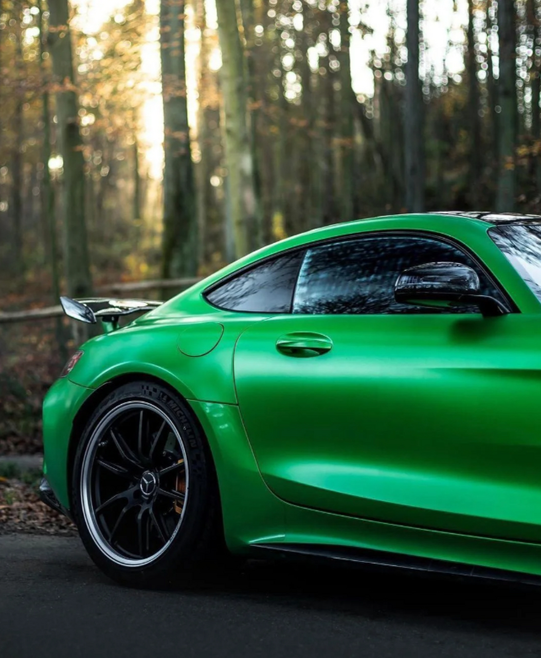 魔鬼般的速度:恶魔绿奔驰amg gtr让你心跳加速 奔驰amg gtr凭借其独特