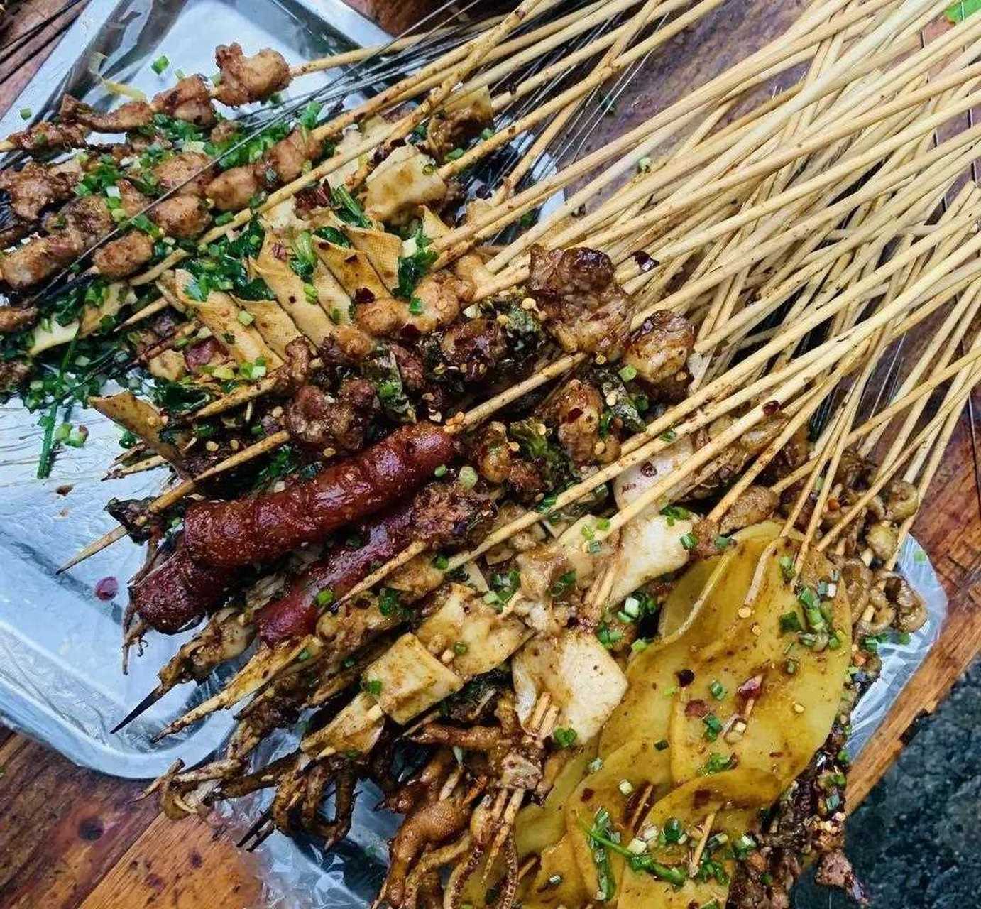 小胖烤肉在这里开了十多年,作为一家地道的老店,这里承载了很多食客