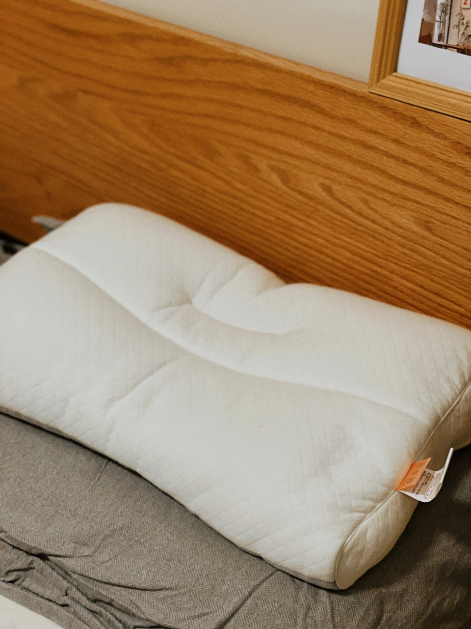 白,原木色,灰 灰色床品灰色窗帘灰色窗垫 白墙[稻草人]    原木色家具