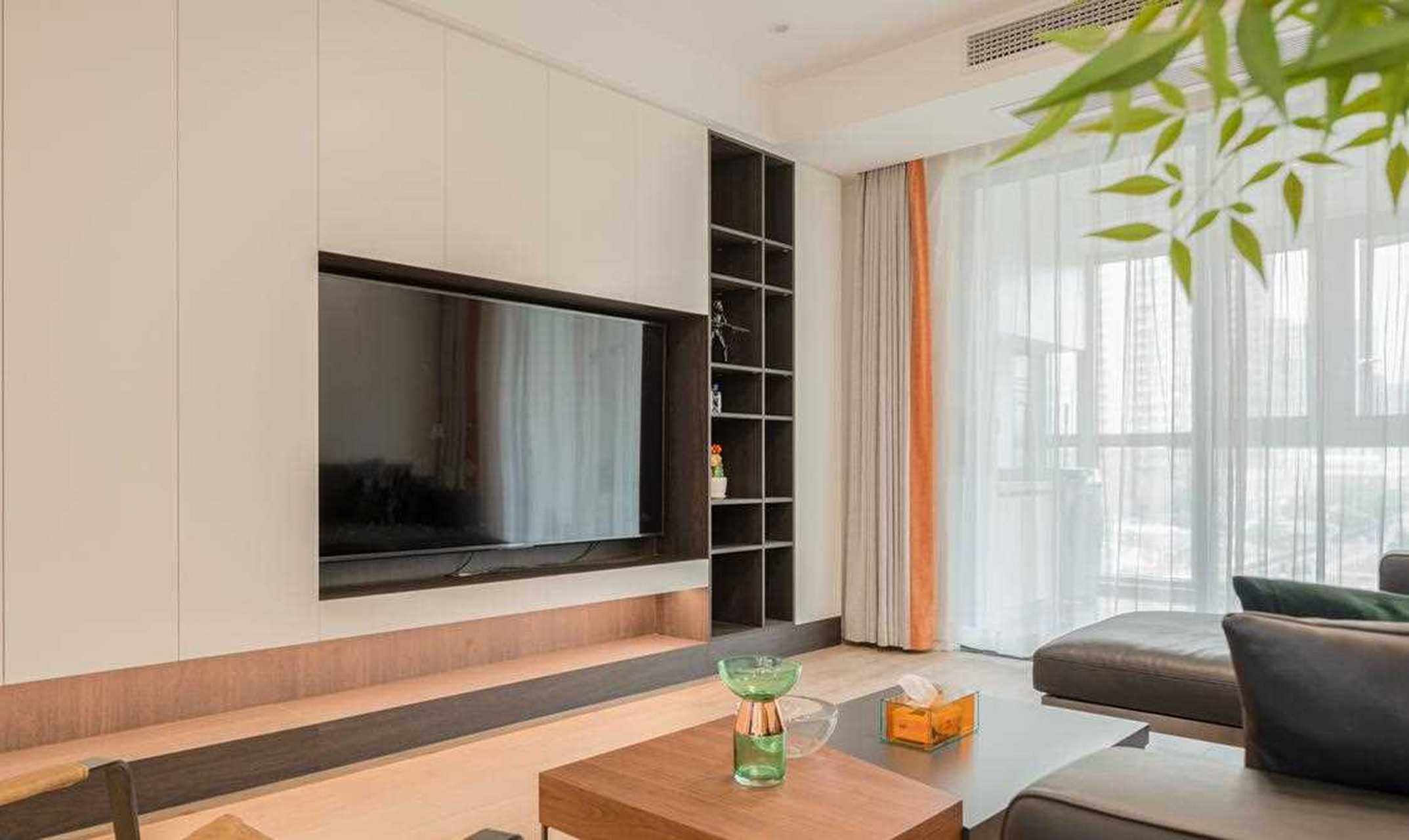 客厅沙发墙以米白色墙漆打底,融入一块原木色木饰面,与地板颜色相呼应