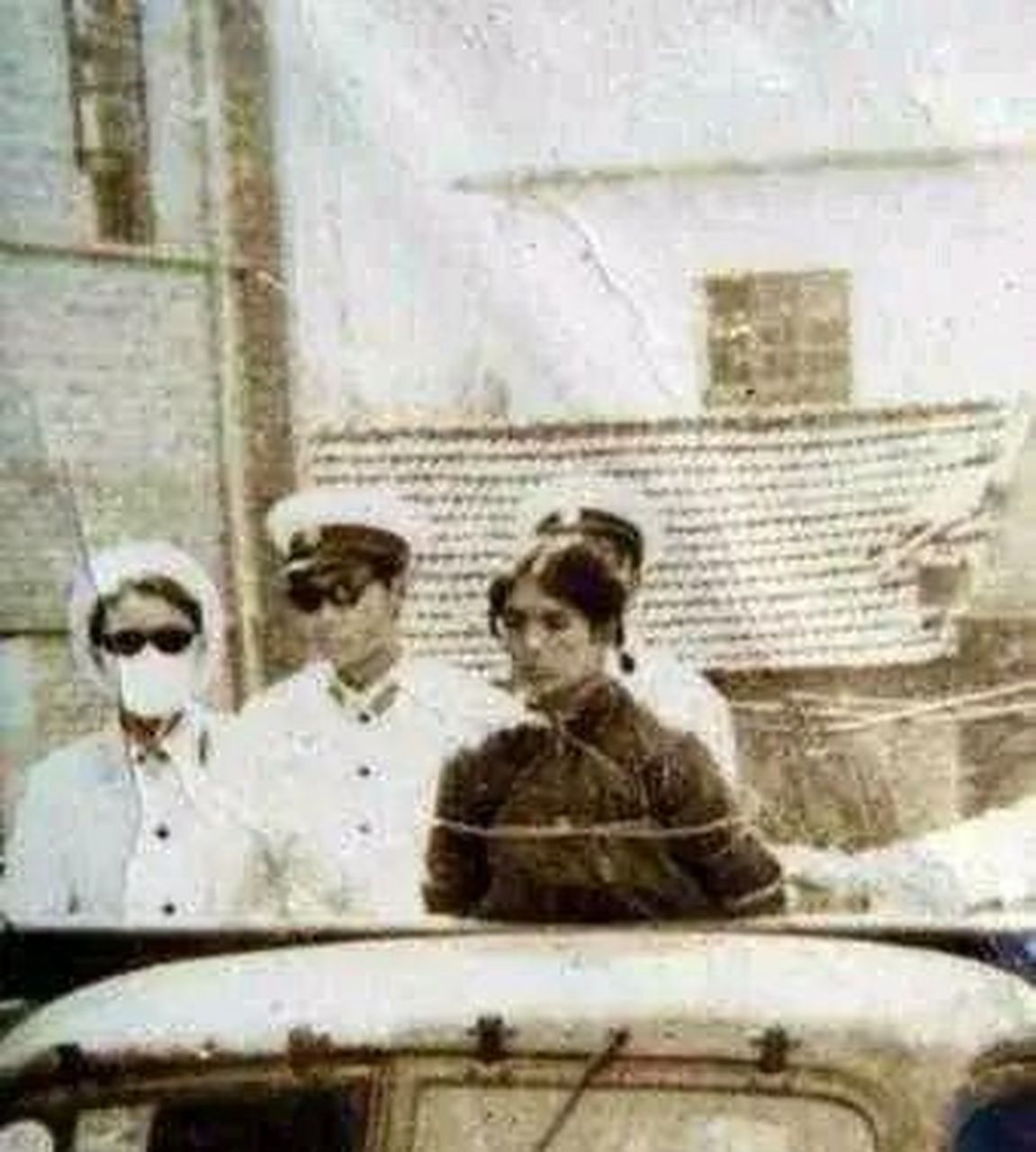 80年代.一名被五花大綁的女死刑犯,這名女死刑犯被五花大綁著押赴現場