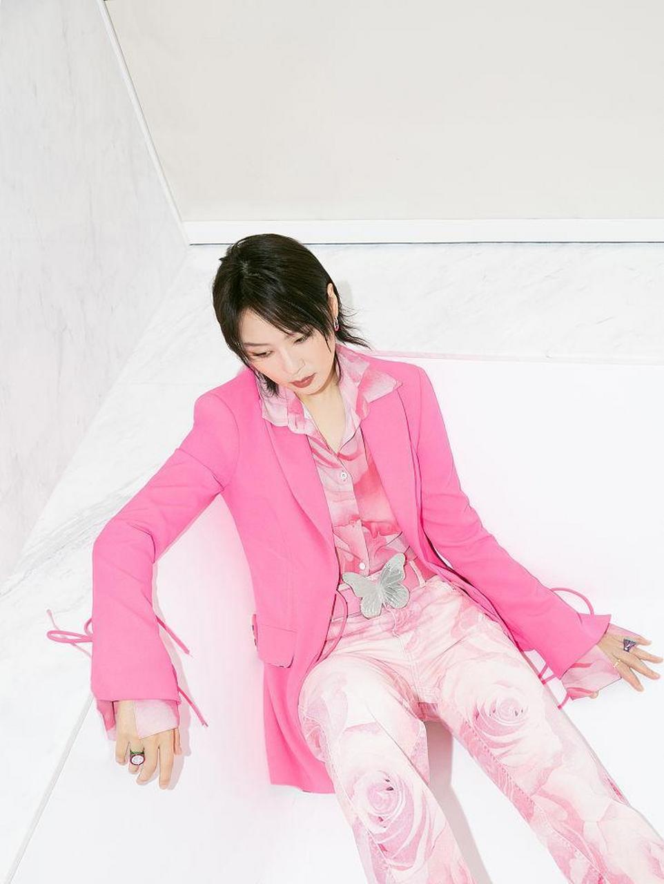 周笔畅粉色晕染风西装浪漫梦幻 新综艺《声生不息》唱功获赞