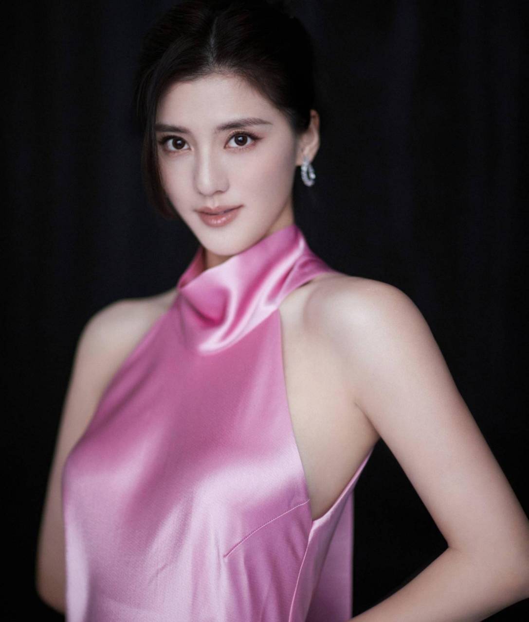 吴千语粉色无袖挂脖连衣裙一字带高跟鞋,身材窈窕性感 !