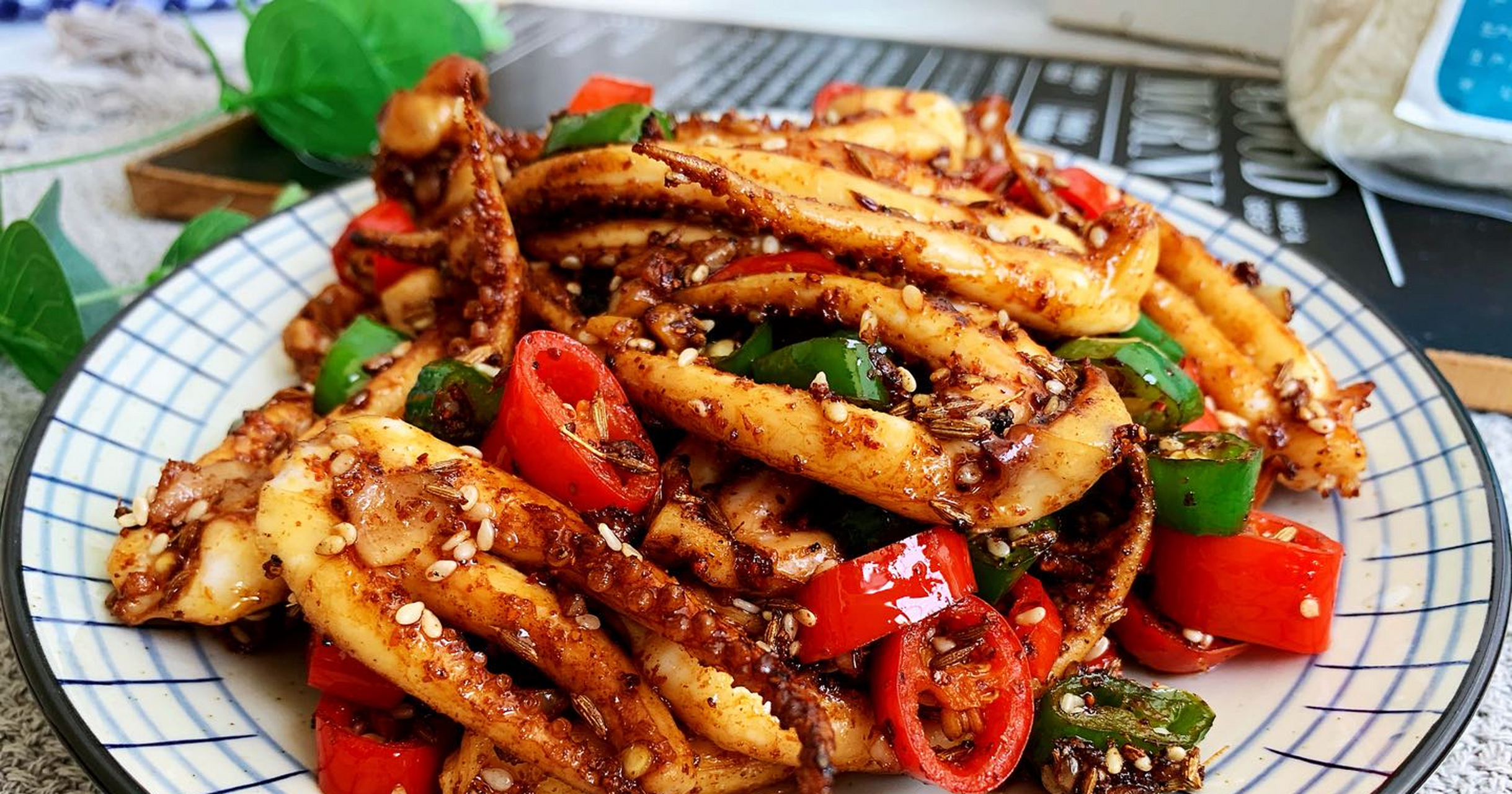 不少人爱吃烧烤摊的鱿鱼须,香味确实难以抗拒,给大家带来这个家常版的