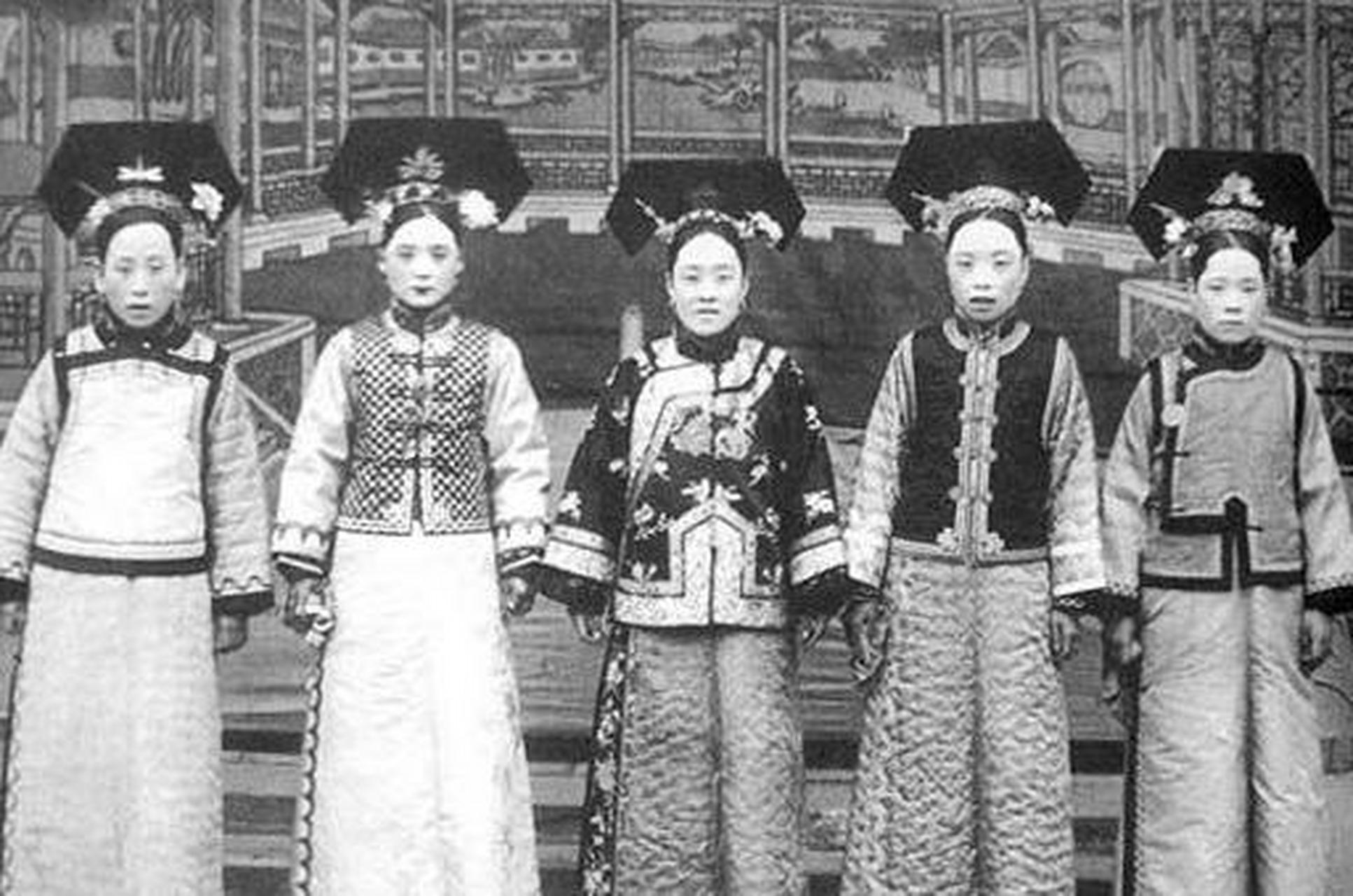 晚清宫廷中妃子们的真实合影,是不是和你看的影视剧大不一样.