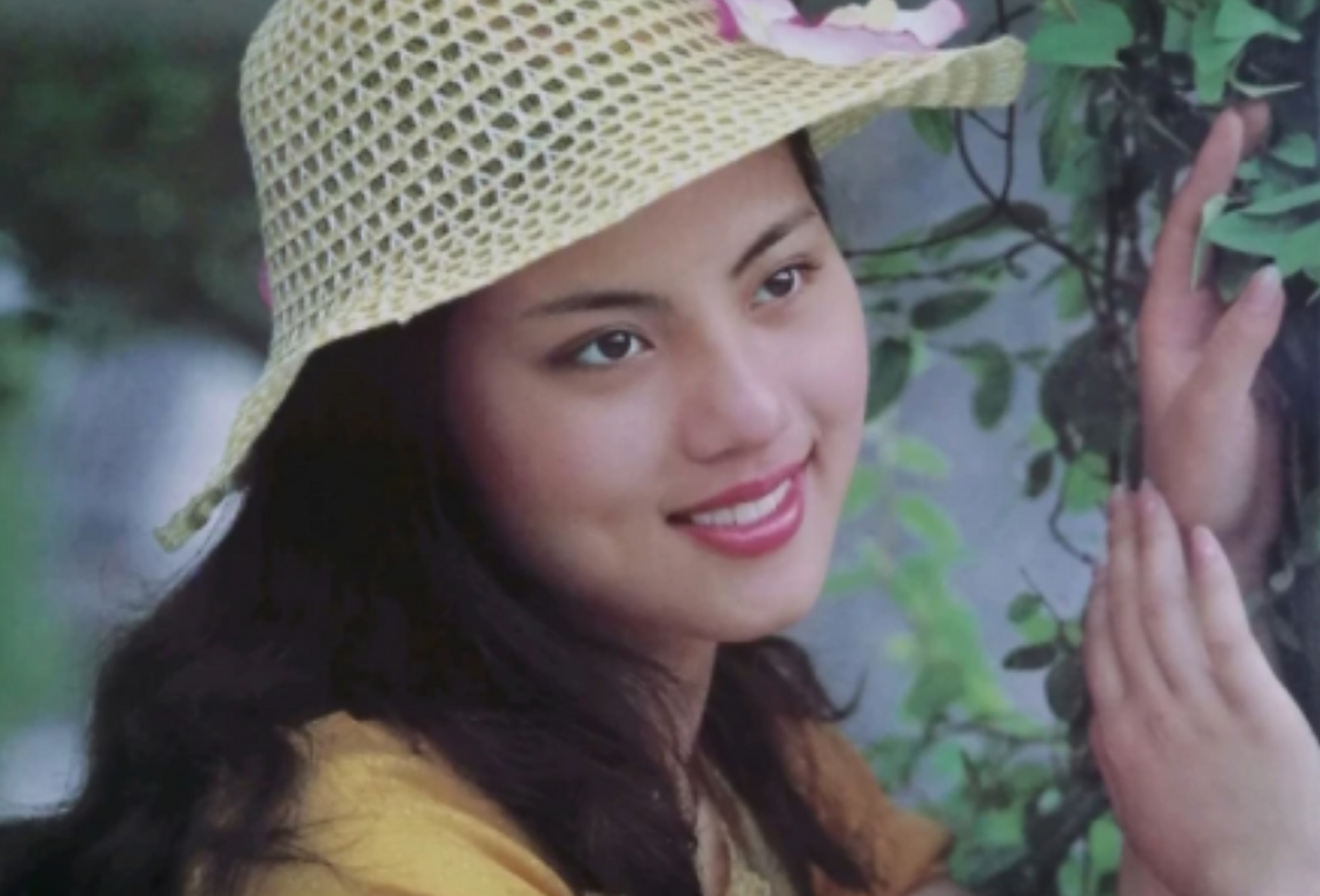 那晚,乐韵决定结束自己的生命,母亲的指责在耳边回荡:"漂亮的脸蛋,却