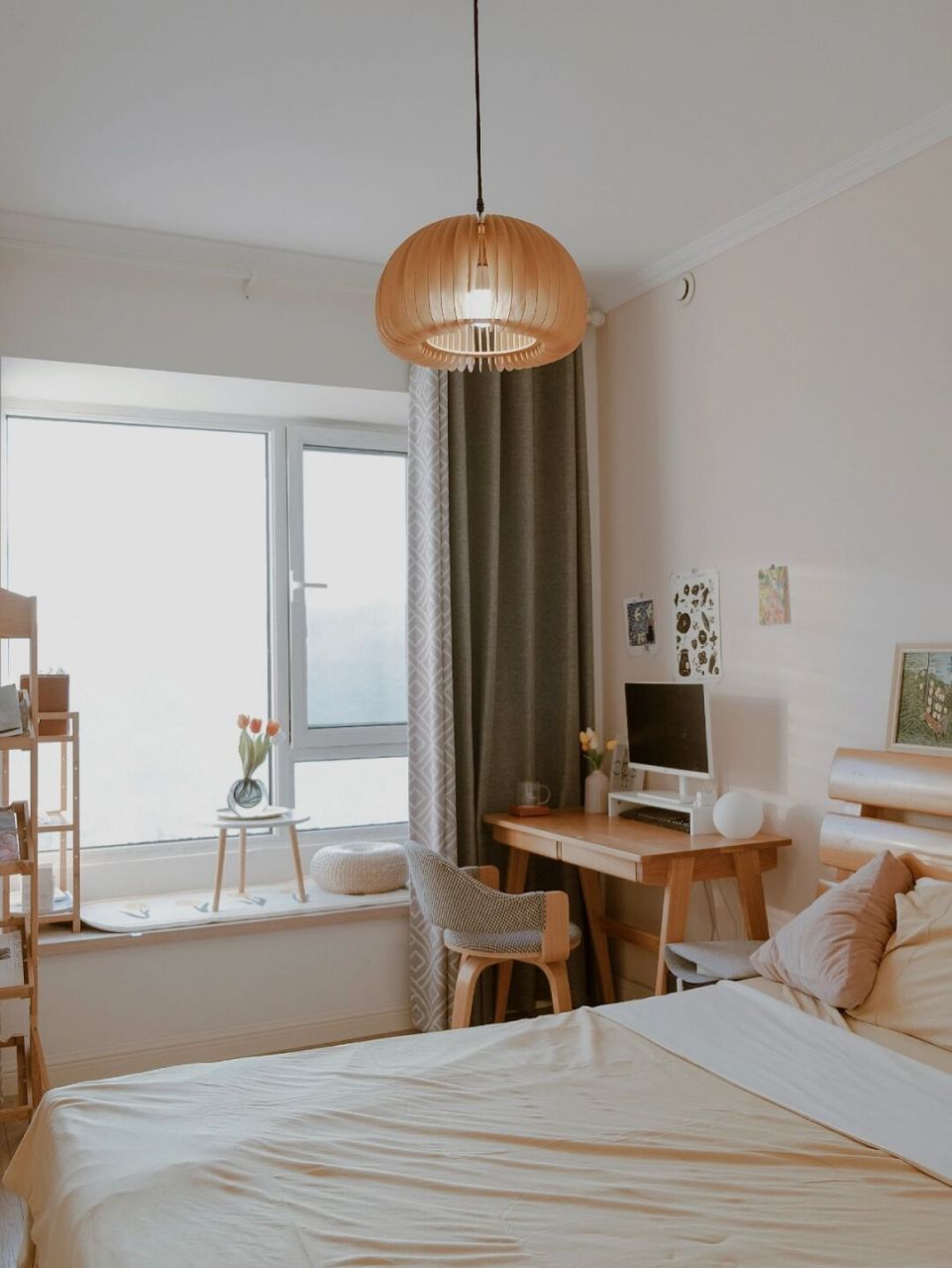 我家次卧面积为11平方米,目前来说主要总做书房使用,而近期我拿掉了