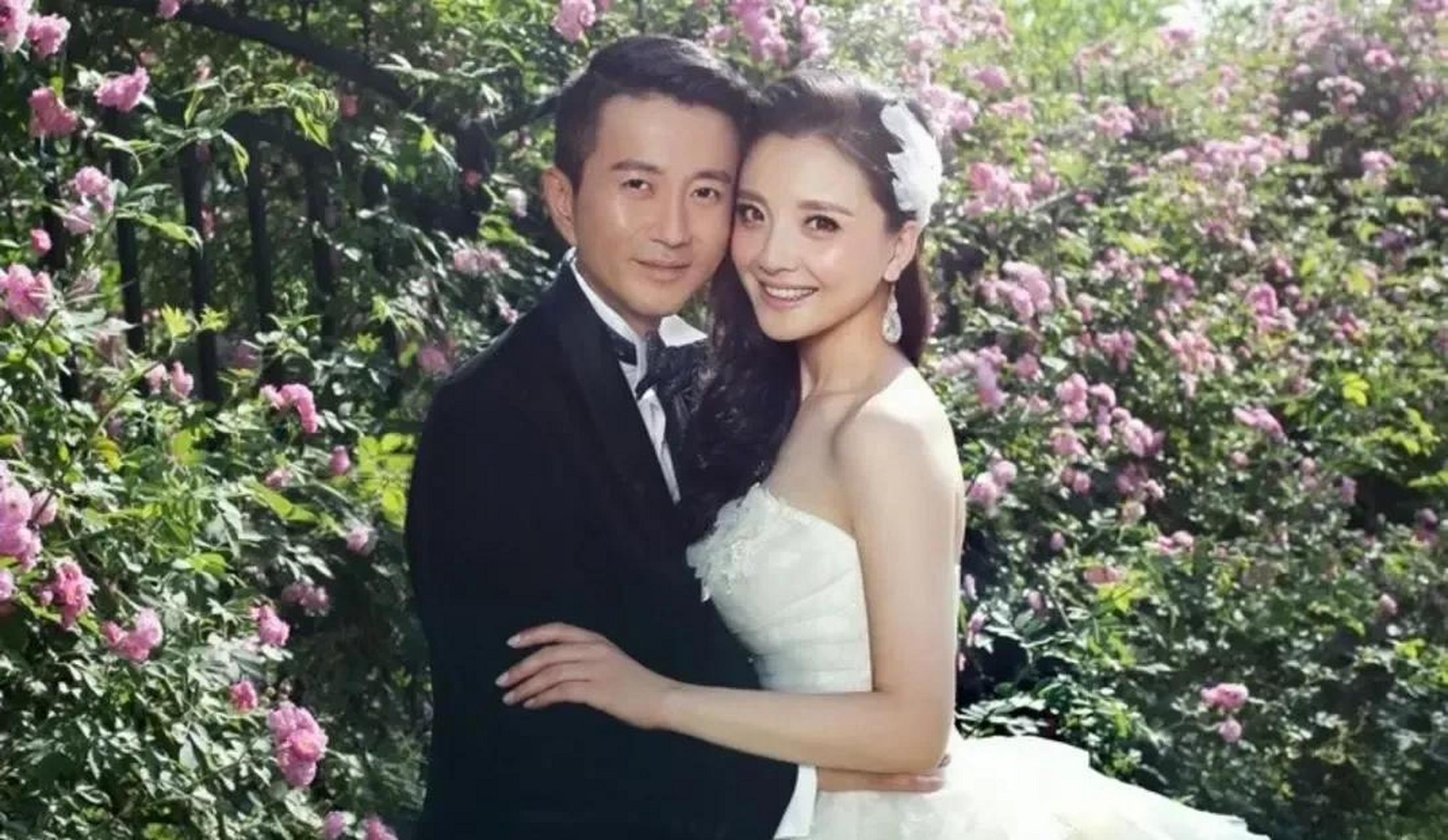 gif创作人# "槿汐姑姑"孙茜真挺火的,穿礼裙和老公同框,穿一袭大卤吵