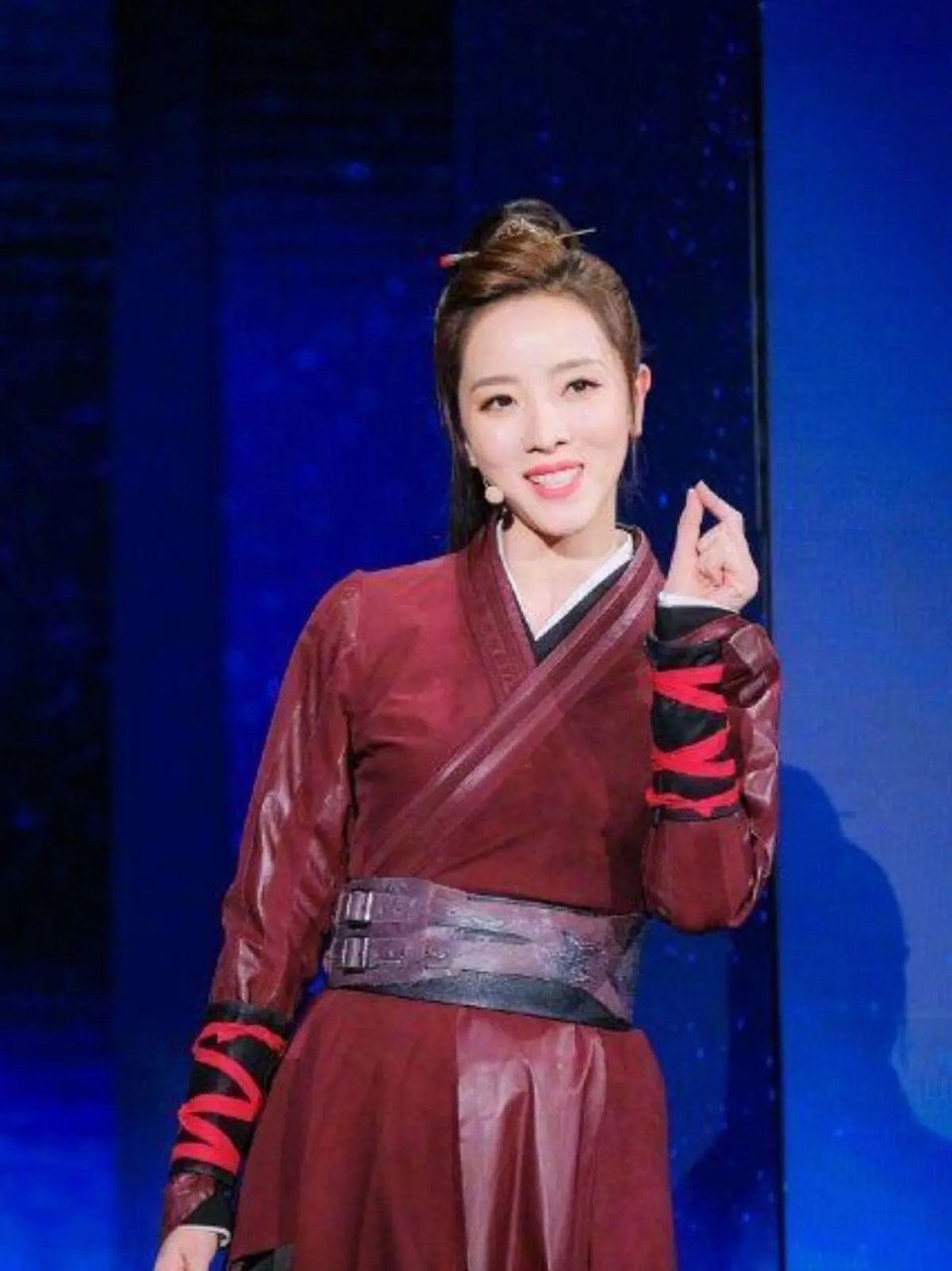 李思思的古装造型真养眼,气质高贵大气,看着还挺新潮