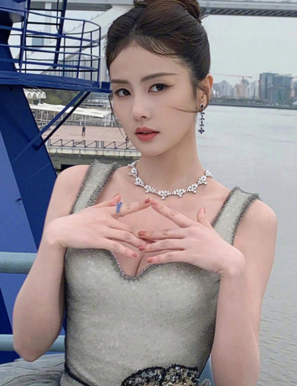 女明星白鹿看着好有气质,这身衣服还真是惊艳