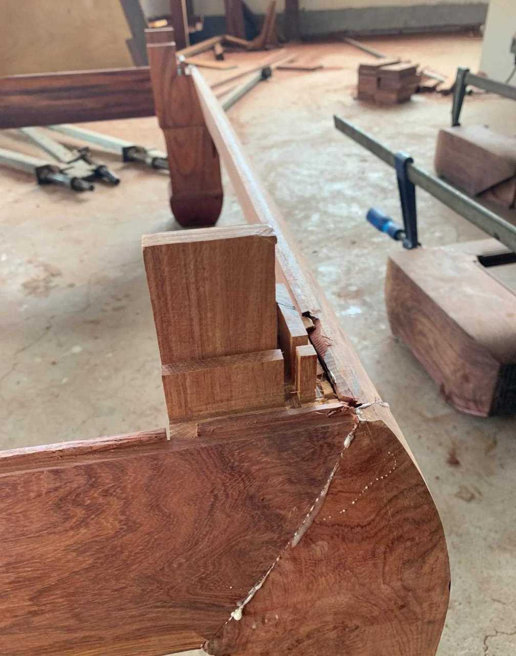 抱肩榫抱肩榫是有束腰家具的腿足与束腰,牙条相结合时使用的榫卯!