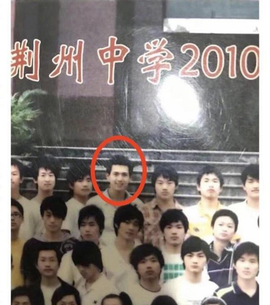 看了李现上学时的照片,才知道啥叫有一种整容叫换头式出道