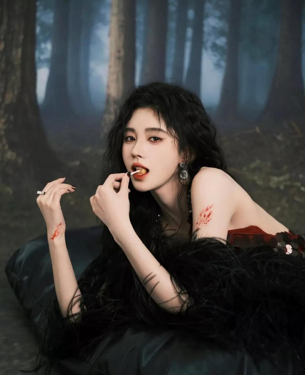 鞠婧祎 暗夜玫瑰大片,娇媚动人,明艳妖娆   #娱乐最前沿