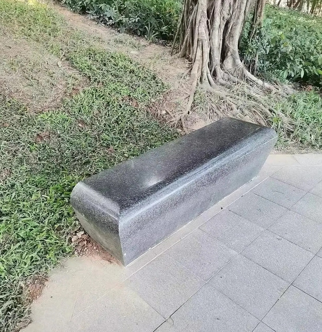 公园里的石凳子怎么眼熟,大家帮忙看看.