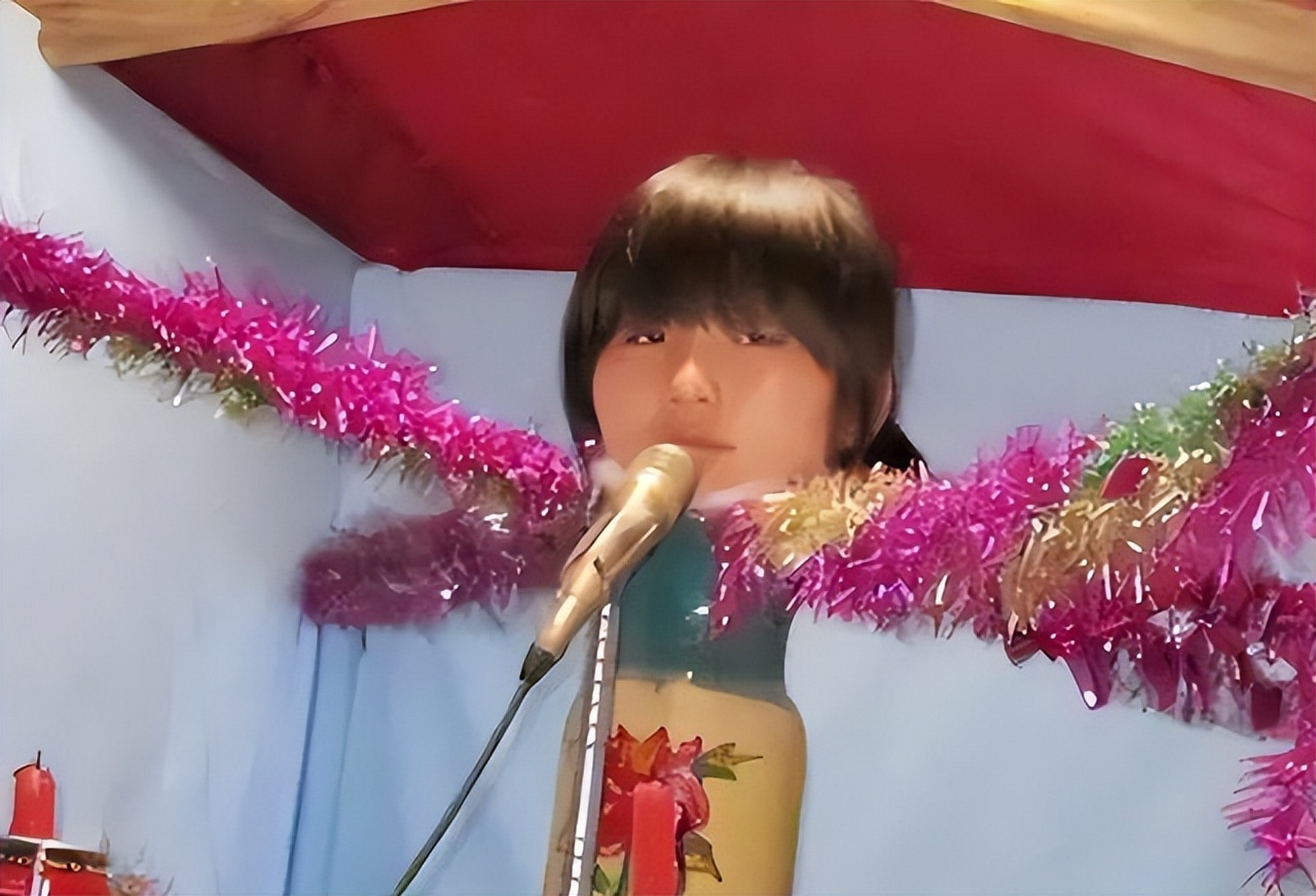 花瓶姑娘所利用的科学道理就是折射原理,而折射原理的最简易制造工具