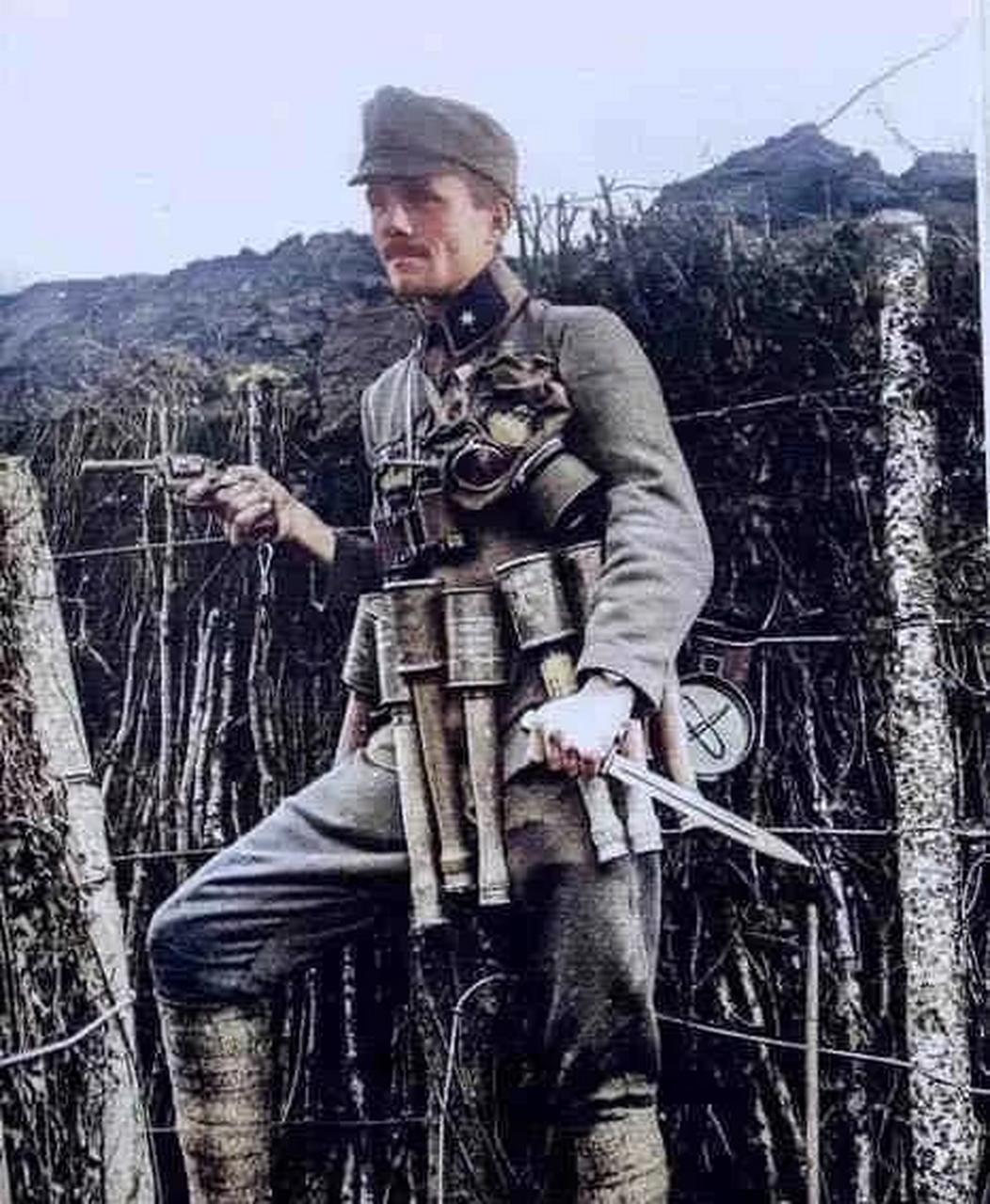 1915年,一战期间,奥匈帝国的一名军官正在向士兵们展示新式突击装备.