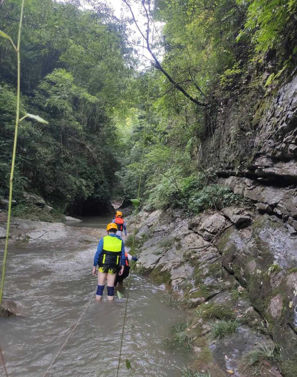 日戏水推荐:金刀峡溯溪.