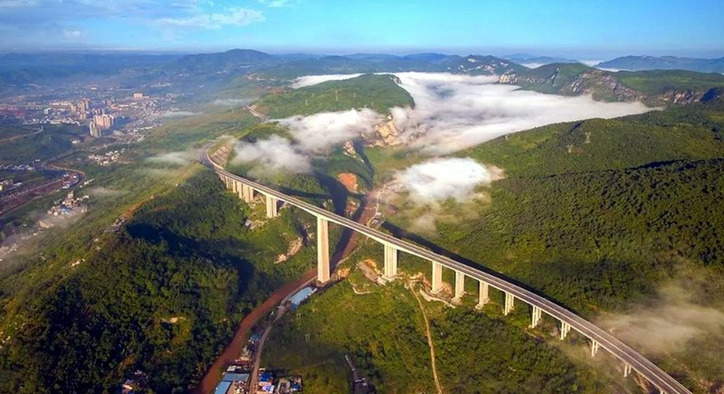 中国第一高墩大桥——赫章特大桥 赫章特大桥位于贵州毕节至威宁高速