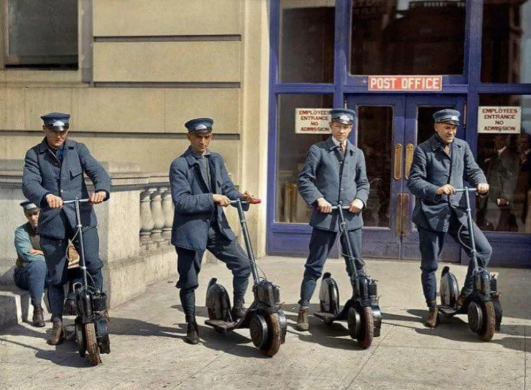 1920年代,民国邮差的小毛驴比美国邮差的小电驴环保多了.