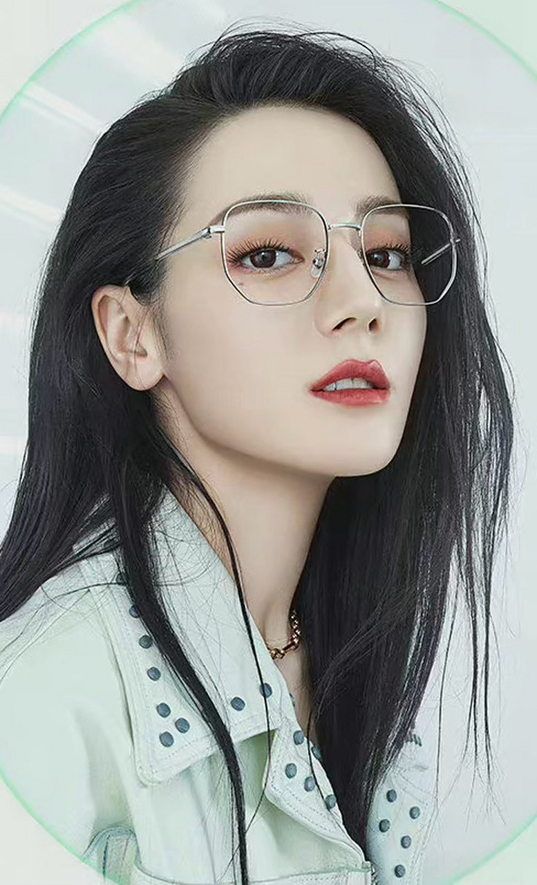 迪丽热巴上演"眼镜杀"妥妥的霸道女总裁,美得高级又气质!