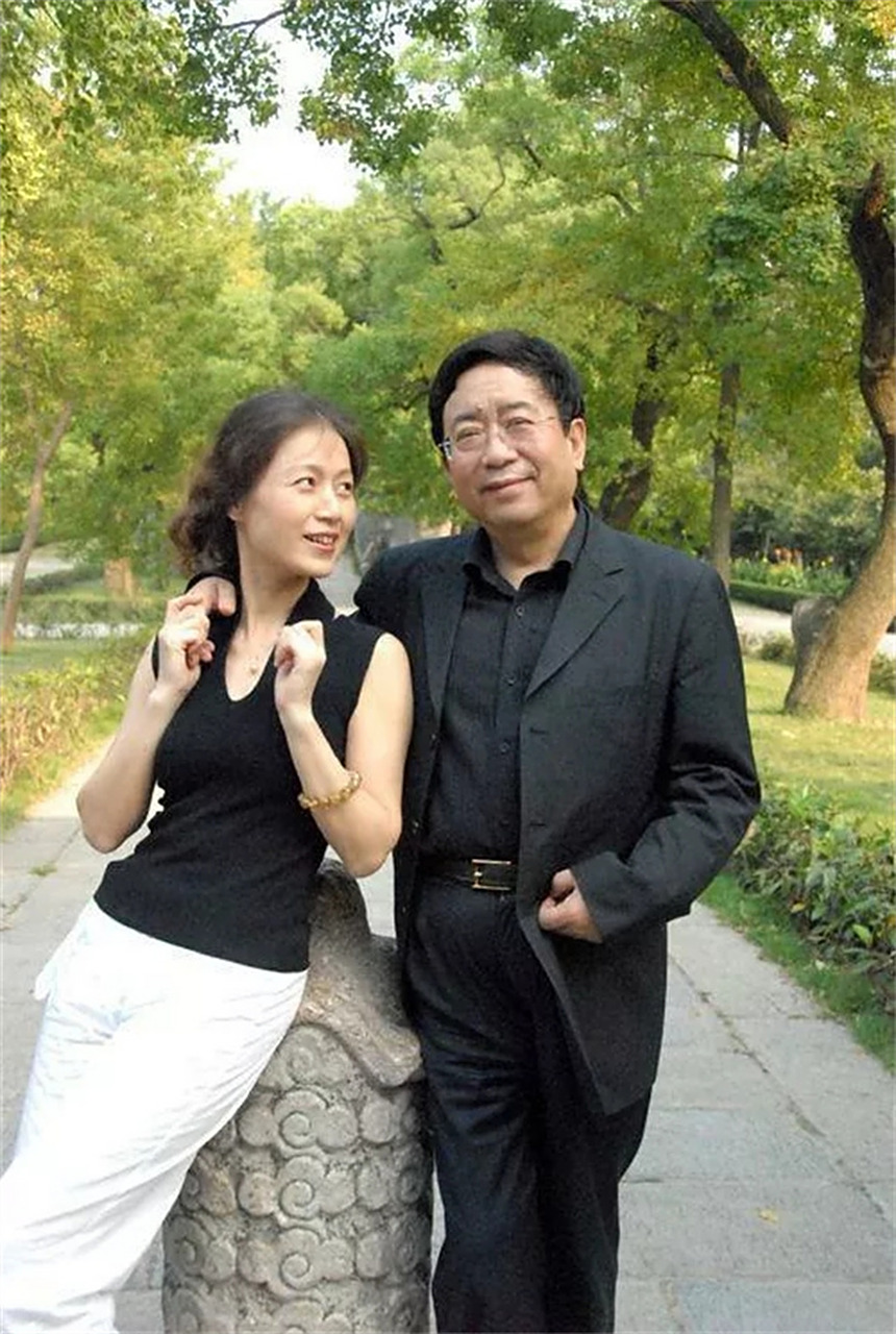 1992年,马兰嫁给了大16岁的余秋雨,婚礼当天,余秋雨