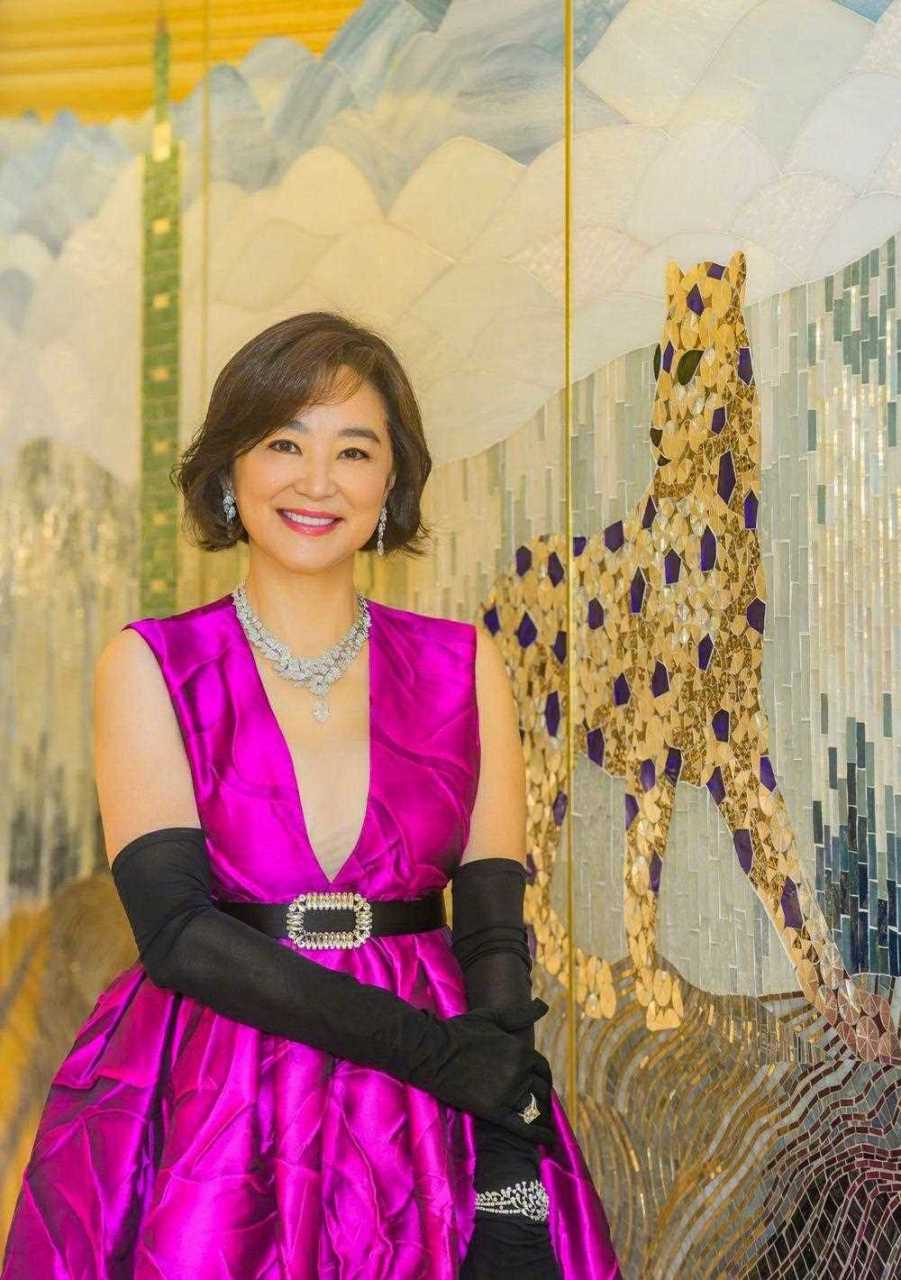 "林青霞"真是不老女神,穿玫红色连衣裙配奢华珠宝,美煞同龄人