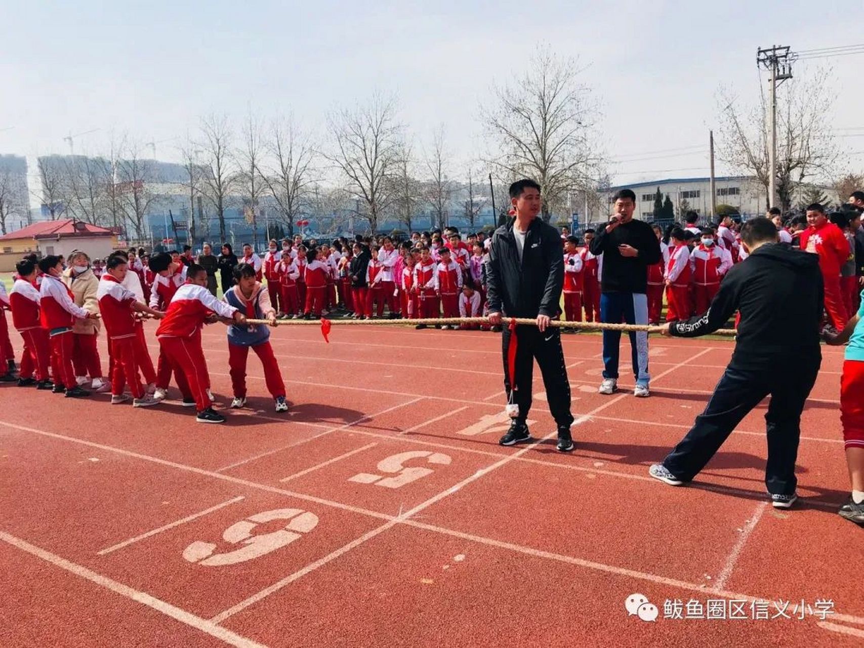 鲅鱼圈区信义小学于3月23日下午,举办拔河比赛.