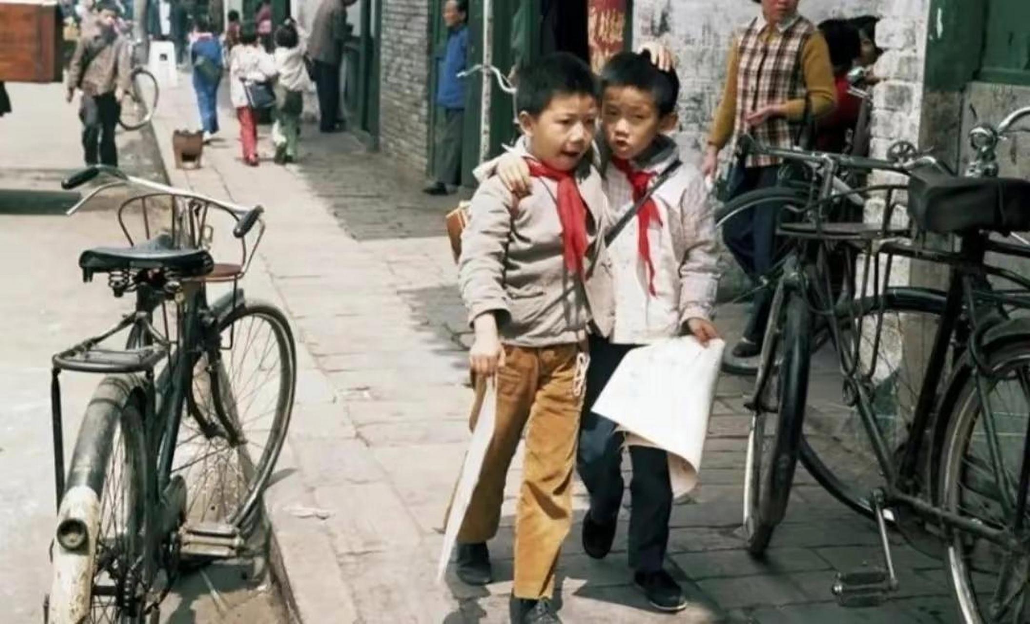 80年代真实小学生照片.那时,他们放学后真是无忧无虑.