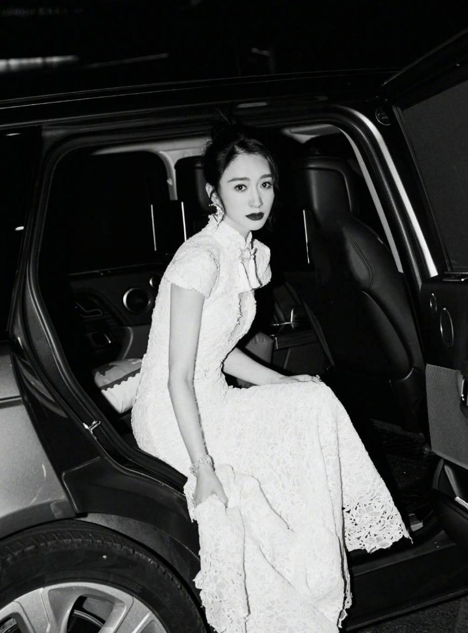 李小冉穿中式旗袍装,身材曲线一览无余.