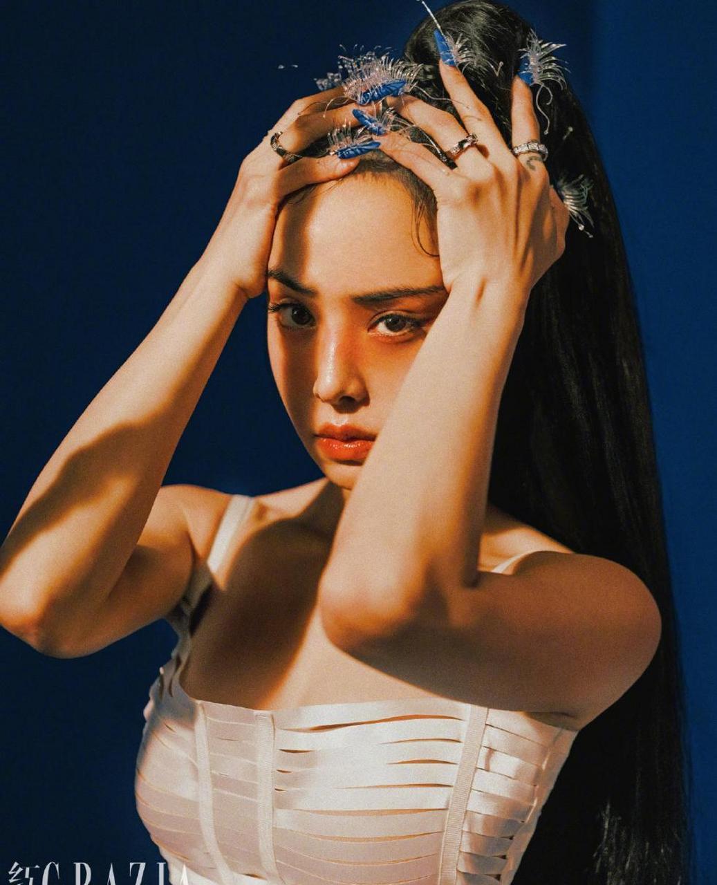 501期#蔡依林红秀封面#蓝色与红色相撞在 身上毫不违和.