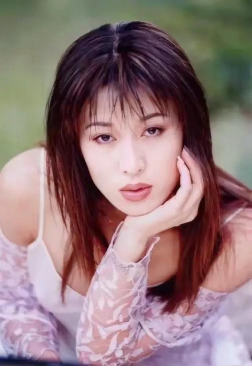 上世纪90年代,一位时髦靓丽,艳丽迷人的女演员引起了人们的关注.