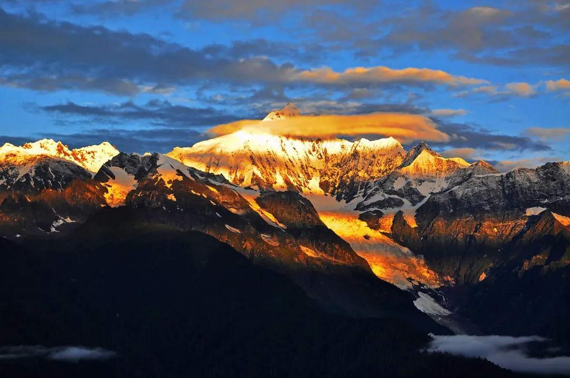 明永冰川从海拔5500米处延伸到海拔2700米的森林地带,长8公里,宽500