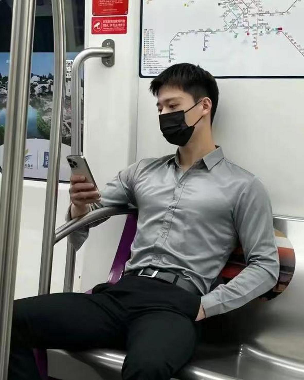 地铁上偶遇到的帅哥,爱情来得这么快吗