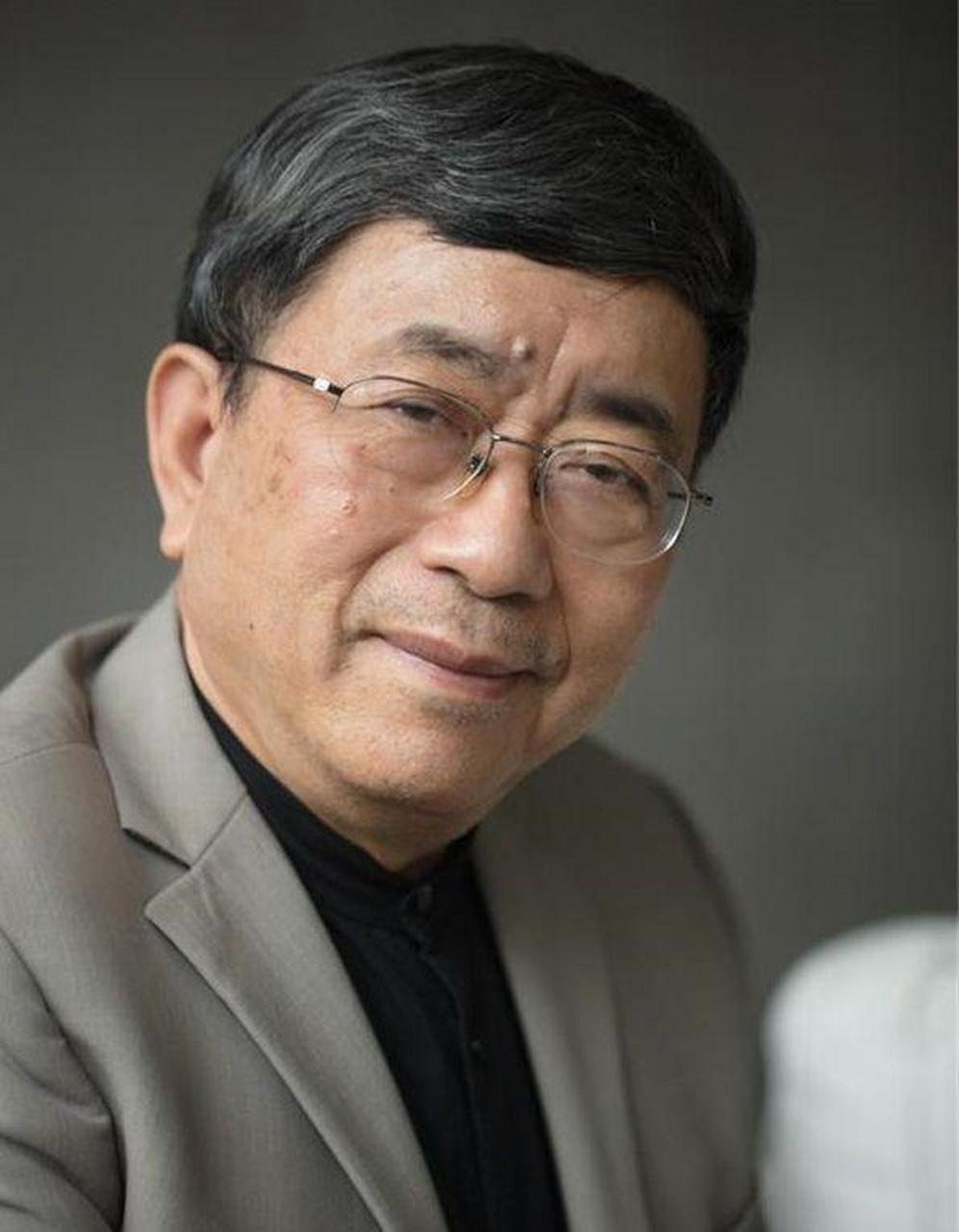 对此,余秋雨在一次访谈中,满不在乎地说:易中天是谁?