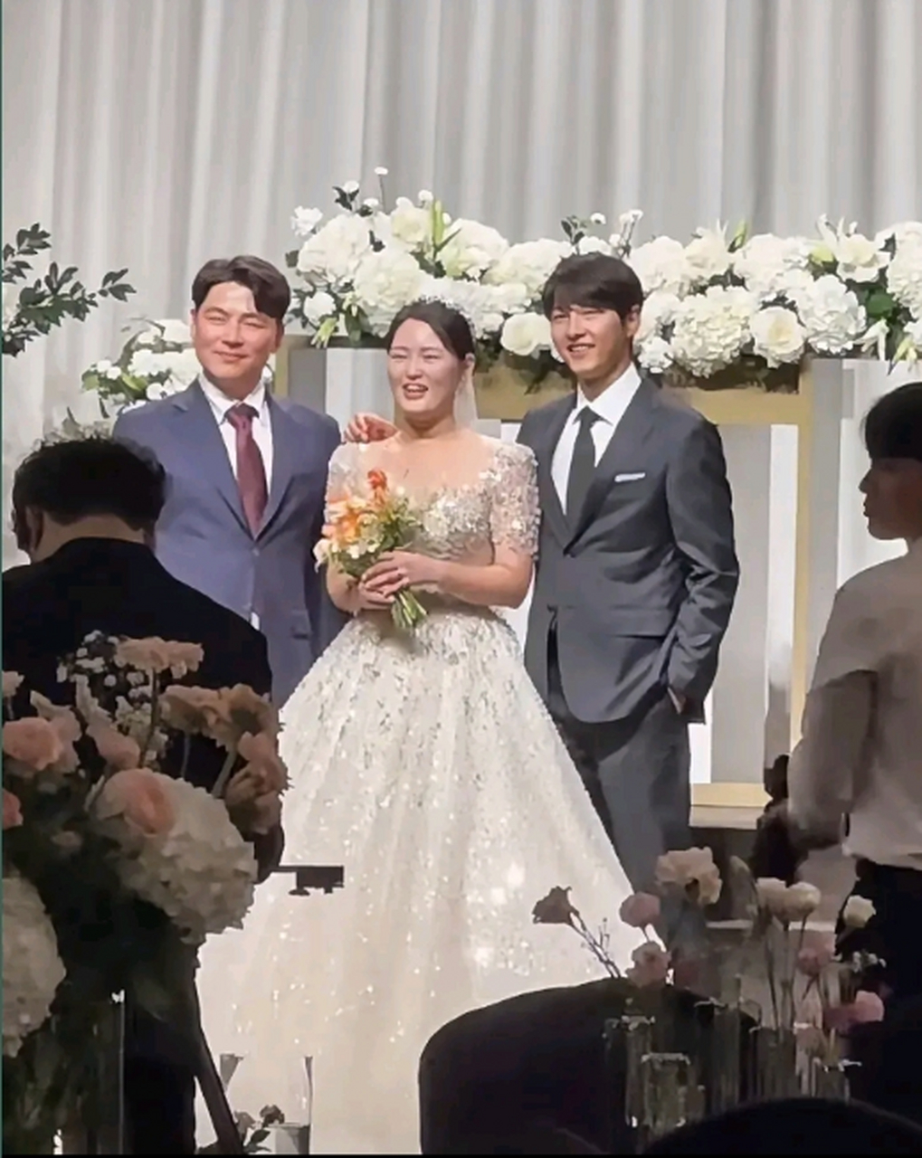 宋仲基与二婚妻子一同出席妹妹的婚礼,他的妻子非常美丽,颜值堪比