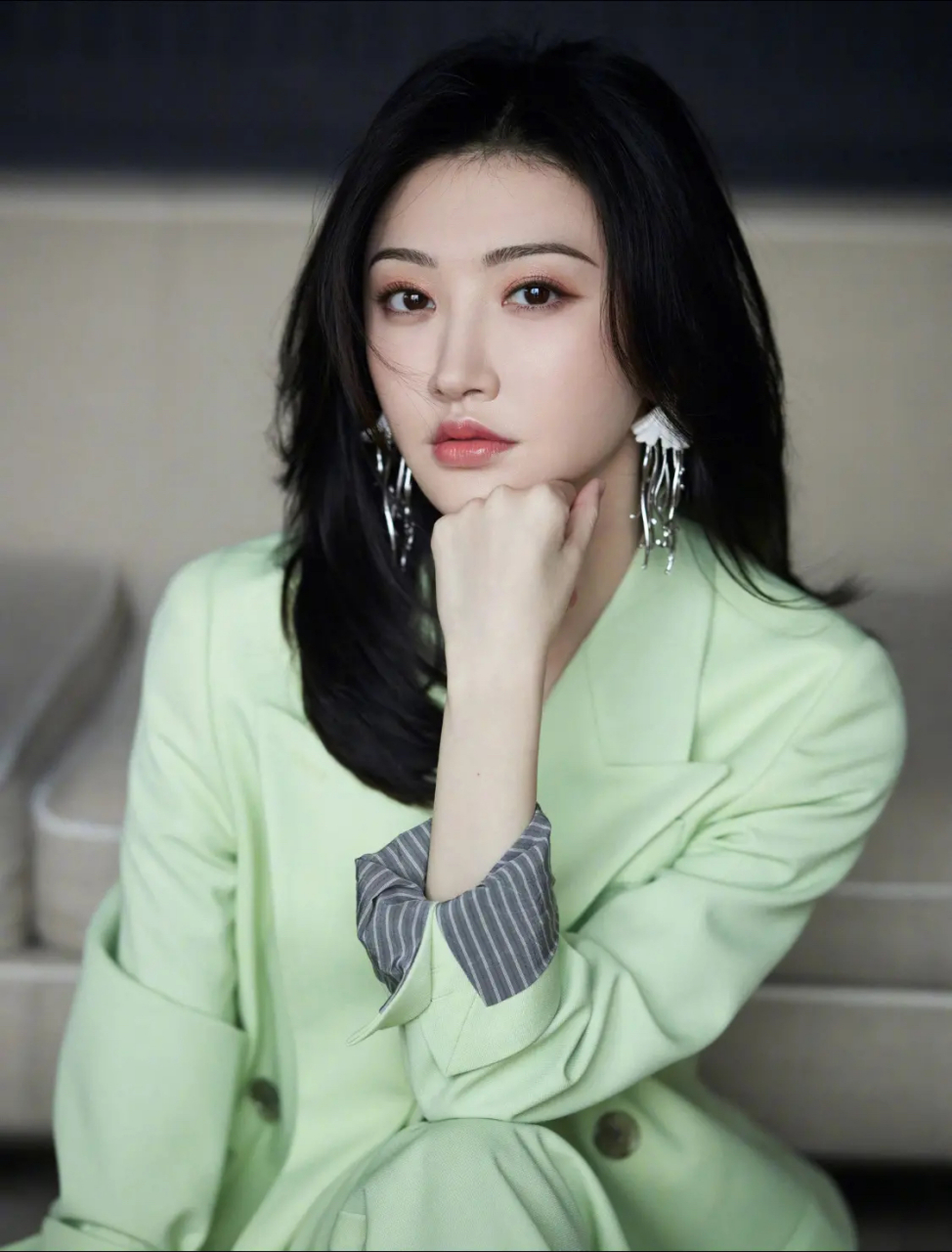 景甜就一绿色西装穿出了活力 景甜留一微卷发型,绿色西装搭配白色吊带