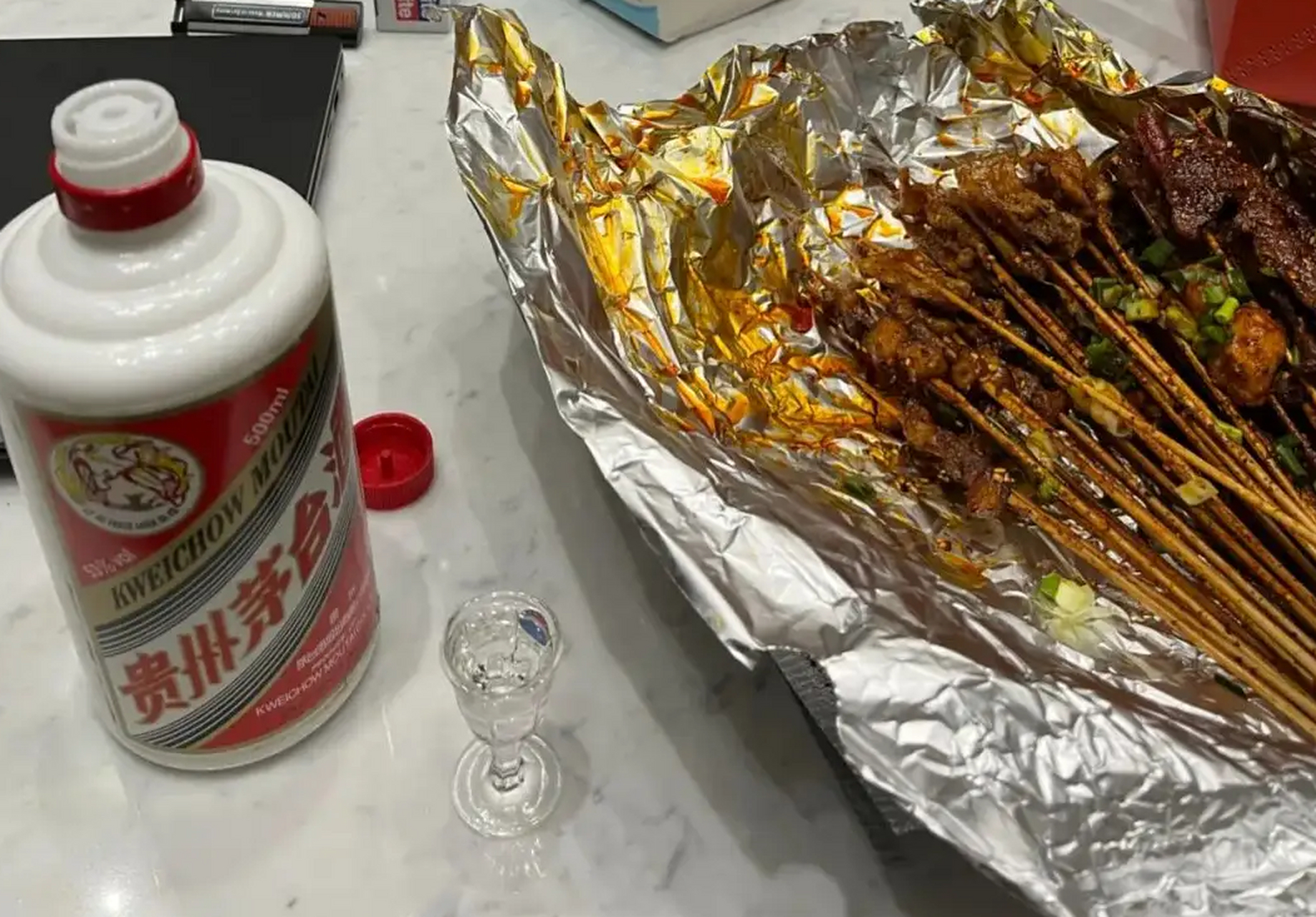 昨天老同学聚会撸烧烤,5个人凑钱开了2瓶茅台,连酒珠子都扣了也不够喝