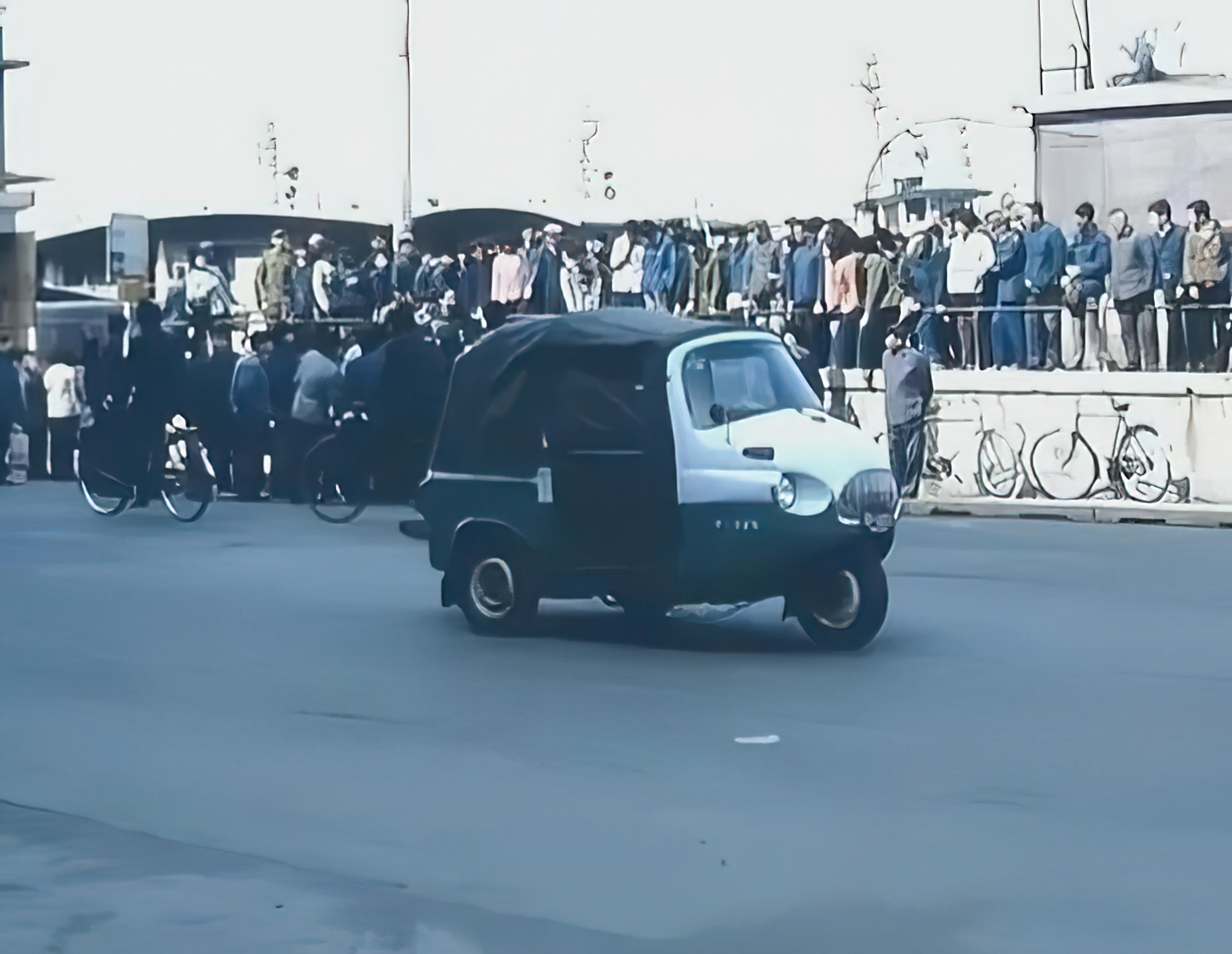 70年代,上海生产的"乌龟壳"三轮车曾是当时的"豪车",你还记得吗?