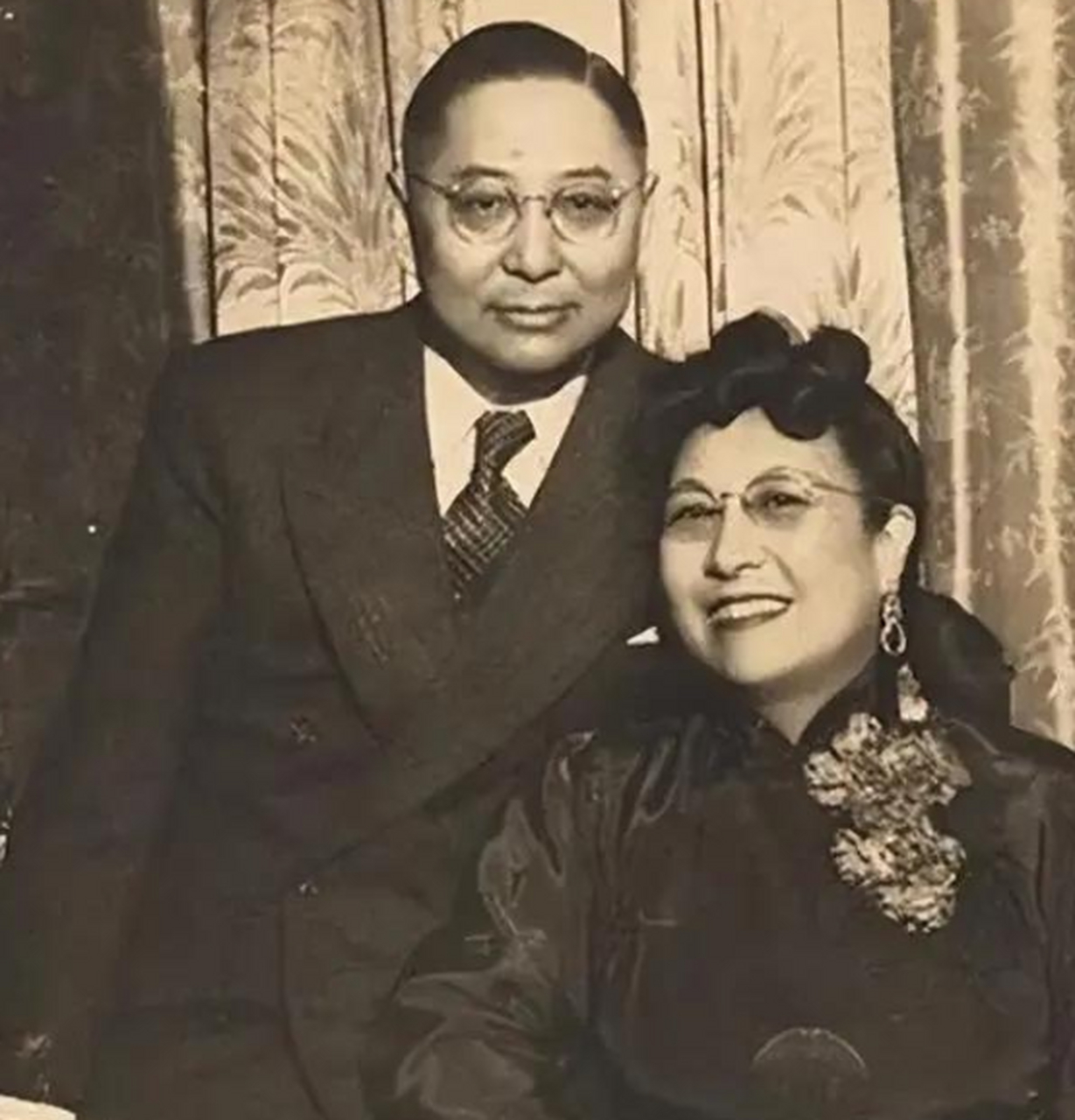 彼时的严蔼娟已经是身怀六甲.