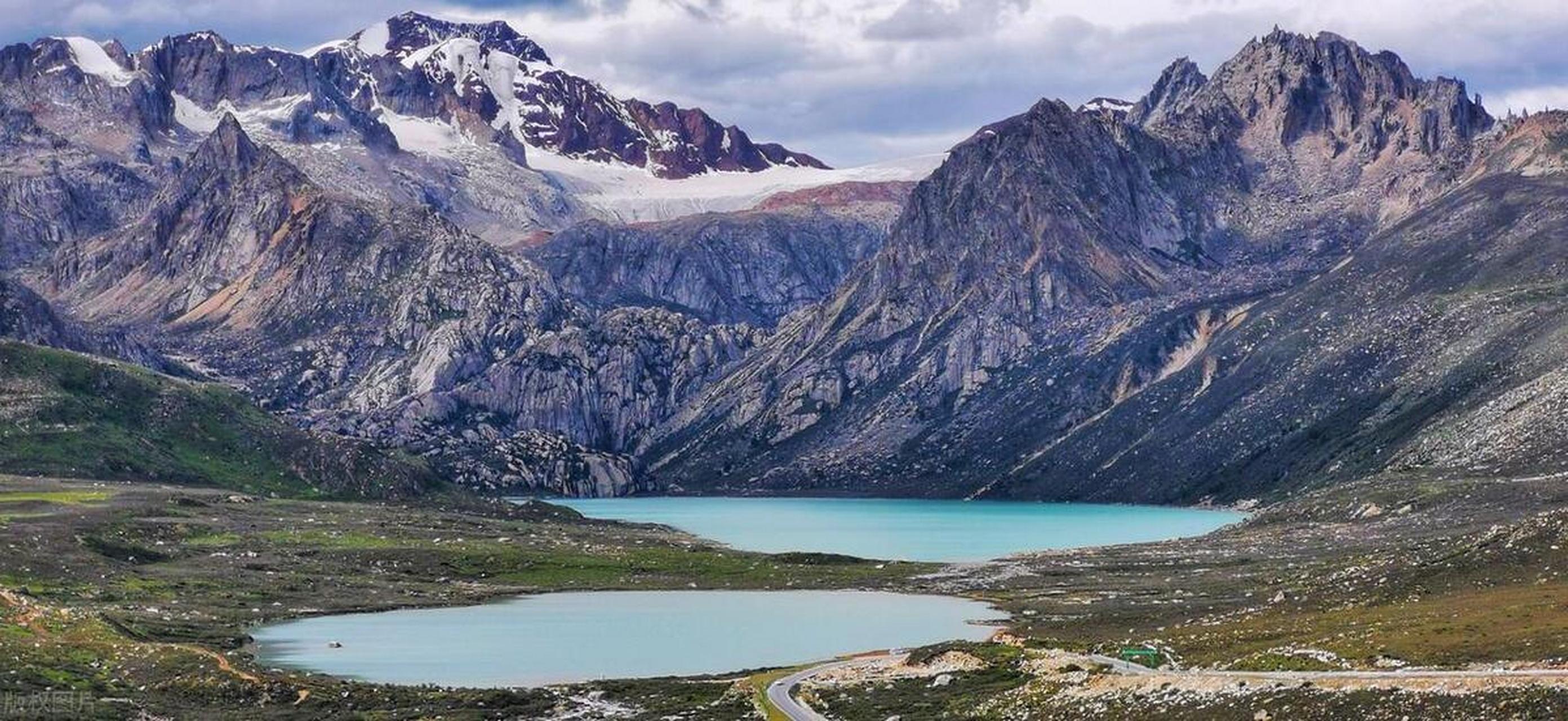 川西高原的雪山高峰之下,广泛分布着因冰川退缩形成的高山湖泊,当地