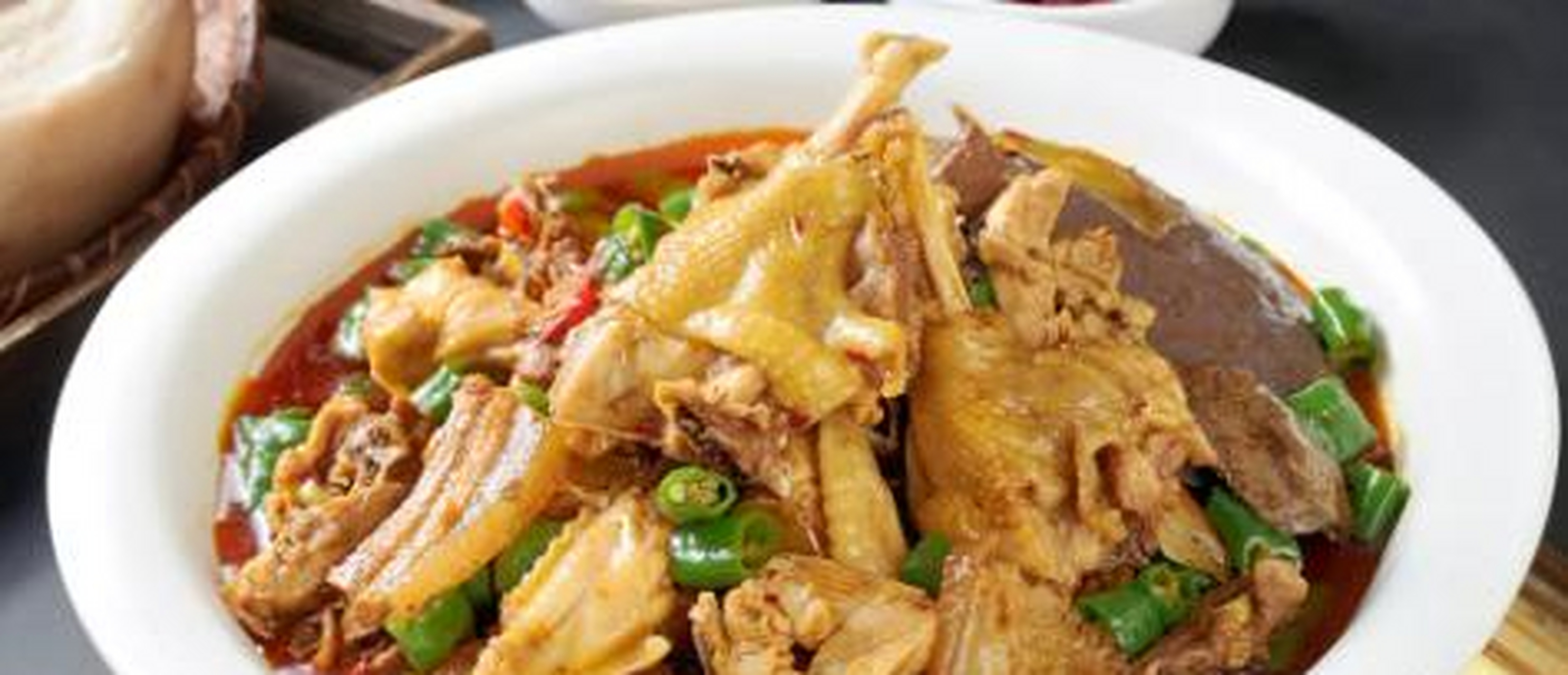 珠梅土鸡是娄底的一道特色菜,它是以当地纯天然的小脚黑鸡为主要食材