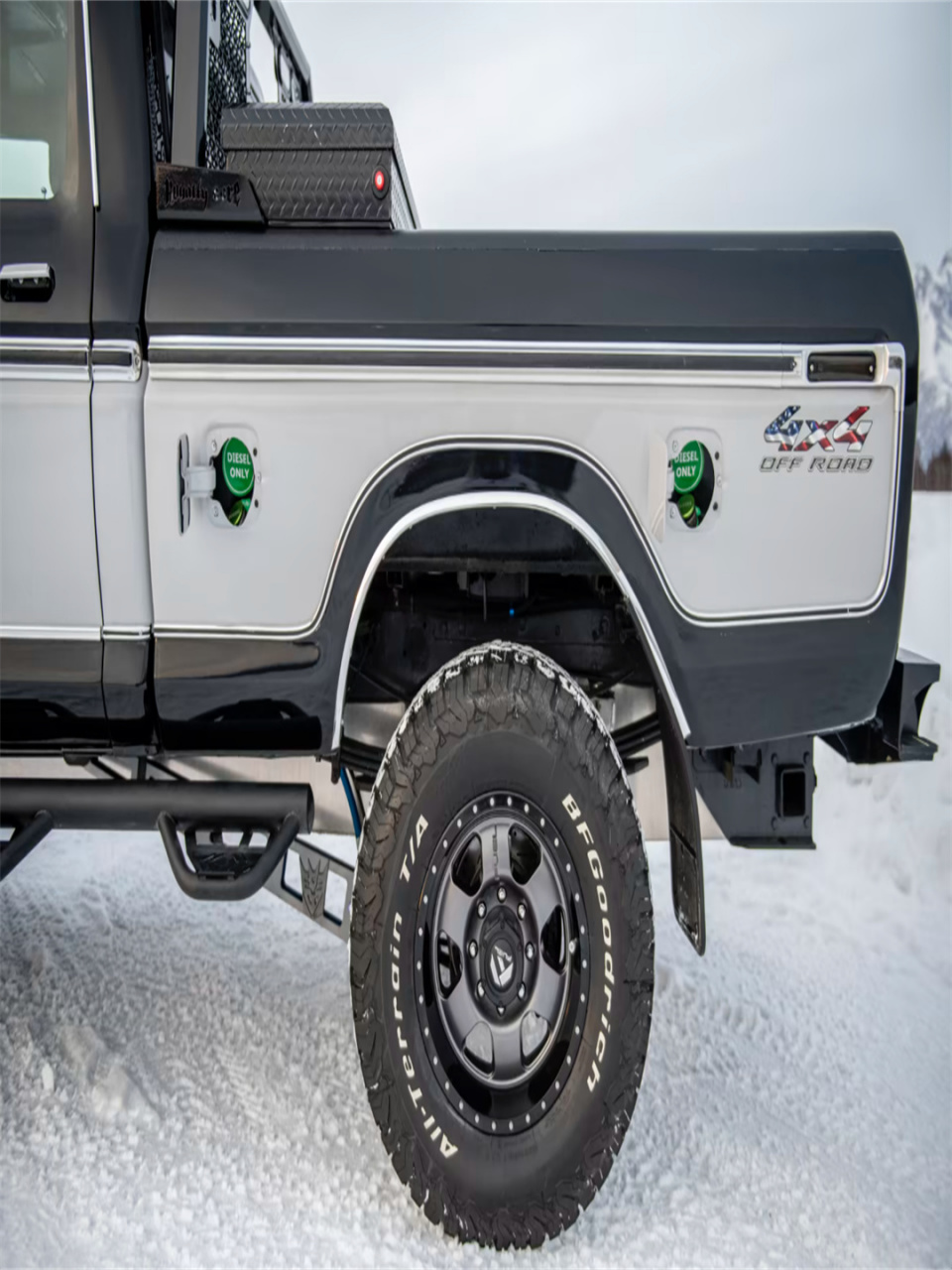 1975年福特f250  福特f250在1975年首次亮相时,以其强大的造型和肌肉