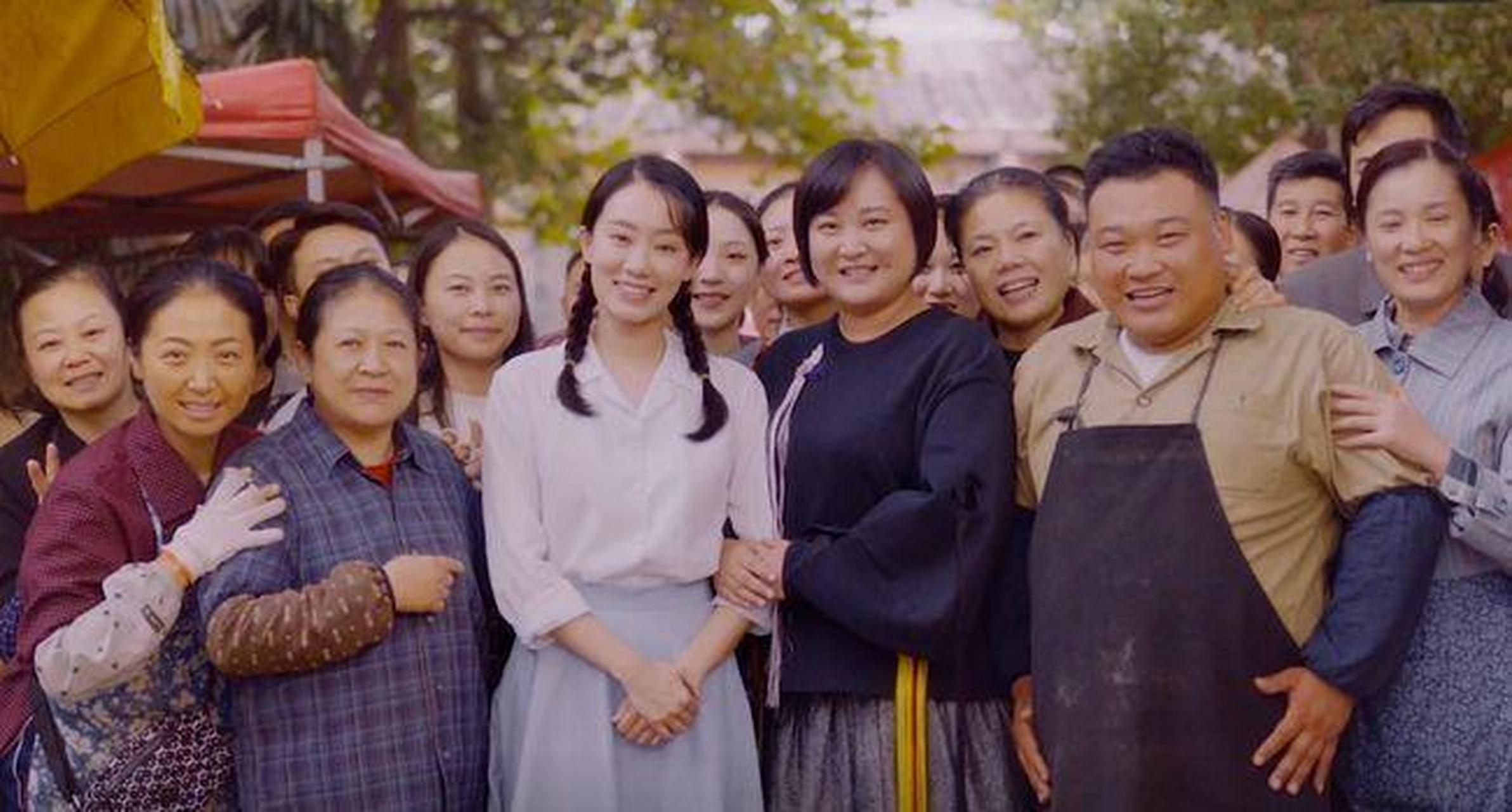 电影《你好,李焕英》中王琴出场时给人的感觉是她嫁了一个好老公之后