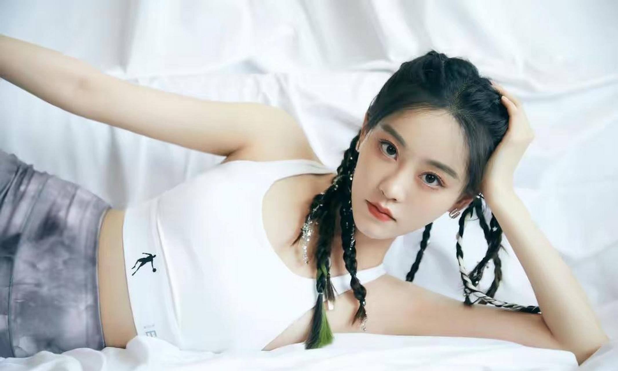 祝绪丹麻花辫运动装优雅写真 #娱乐最前沿