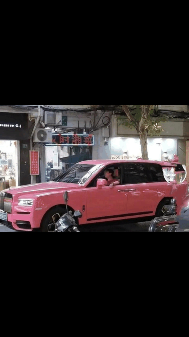 gif创作人# 王思聪这么有钱,开车上路的时候,也不爱开空调啊,是喜欢